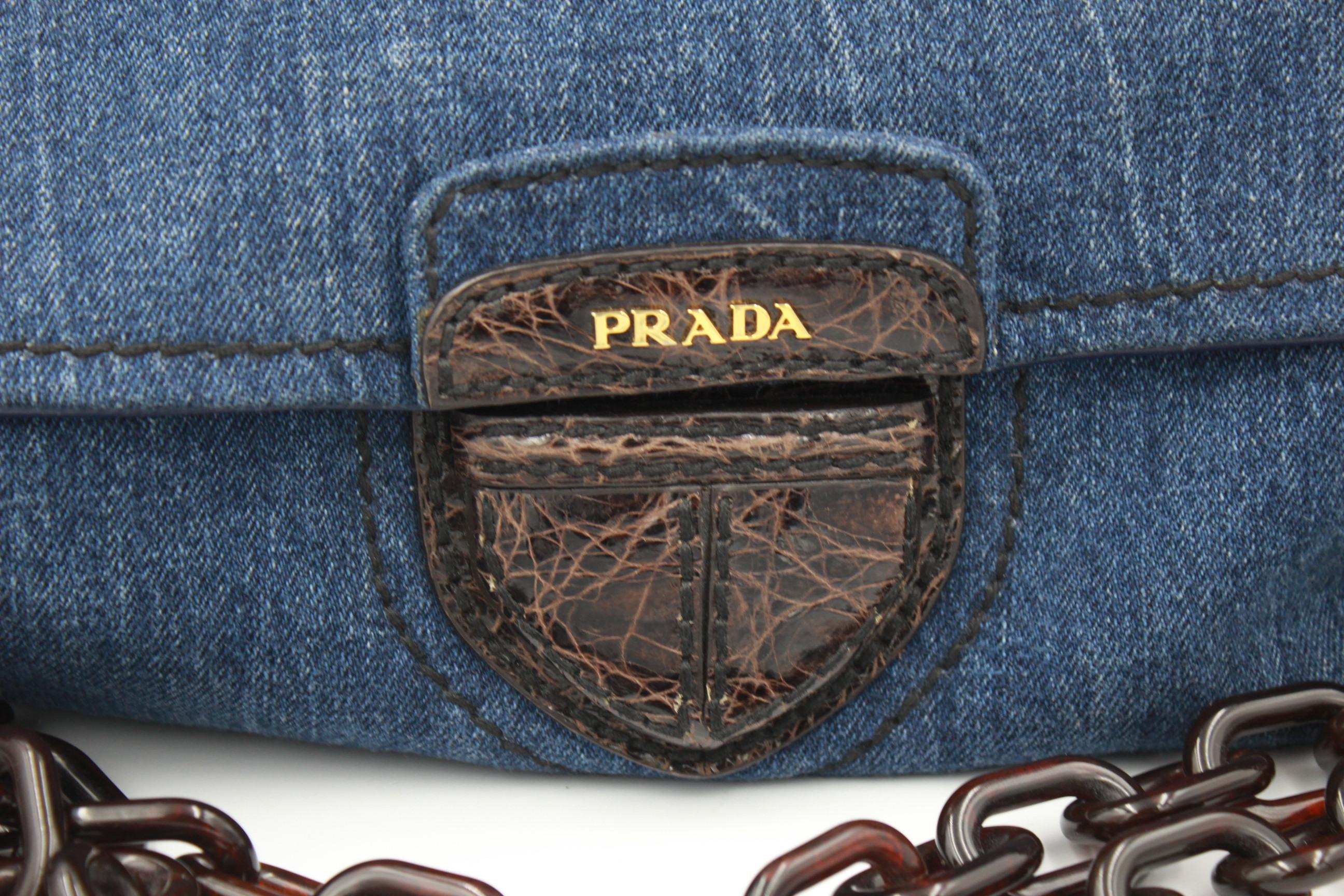 Prada Denim and leather axi bag with bakelite hardware.
Really good condition, just some light signs of wear
Dust bag and authentiticy card
Size 36x22 cm