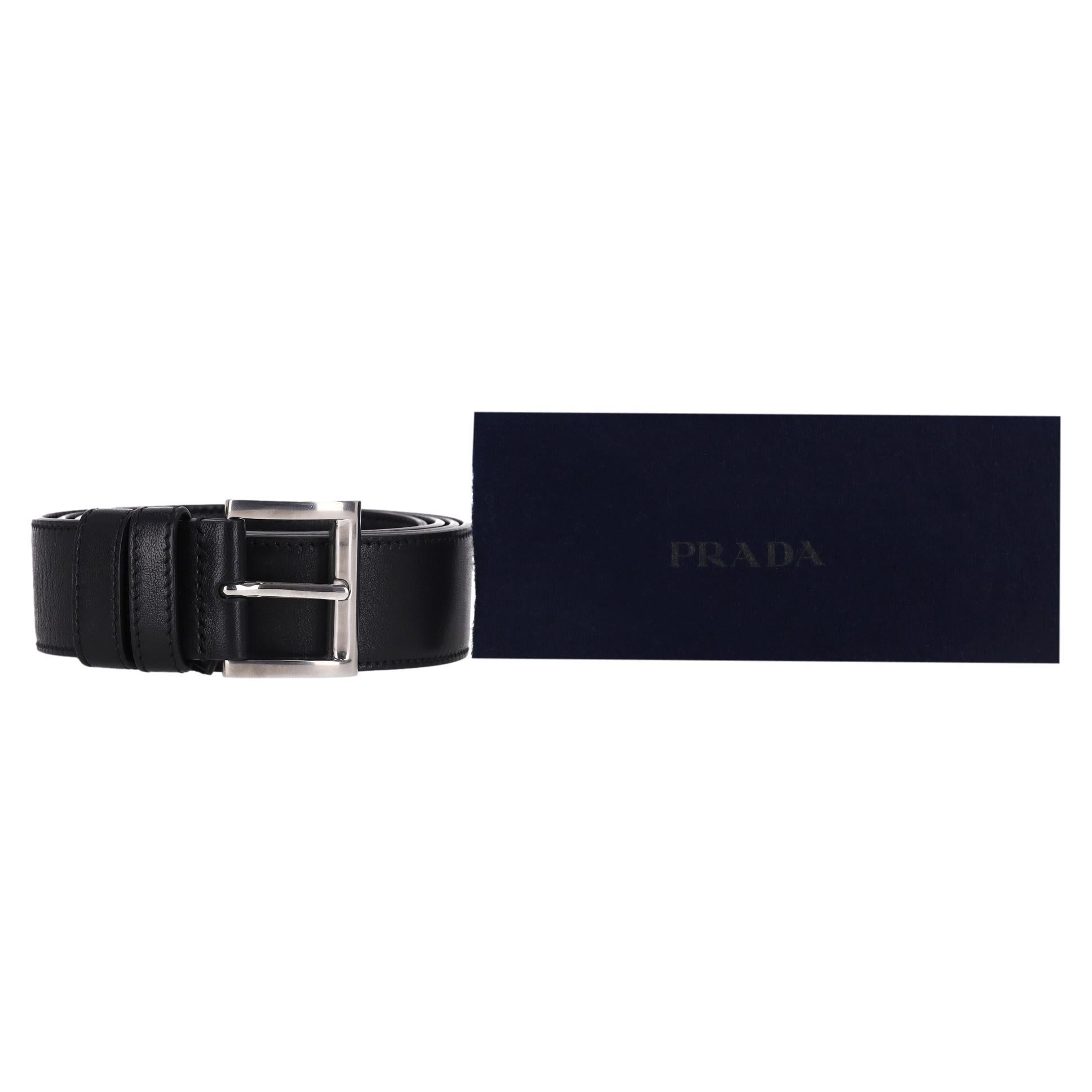 Cintura in pelle di Prada

Cintura classica in pelle di vitello nera con fibbia in argento incisa 