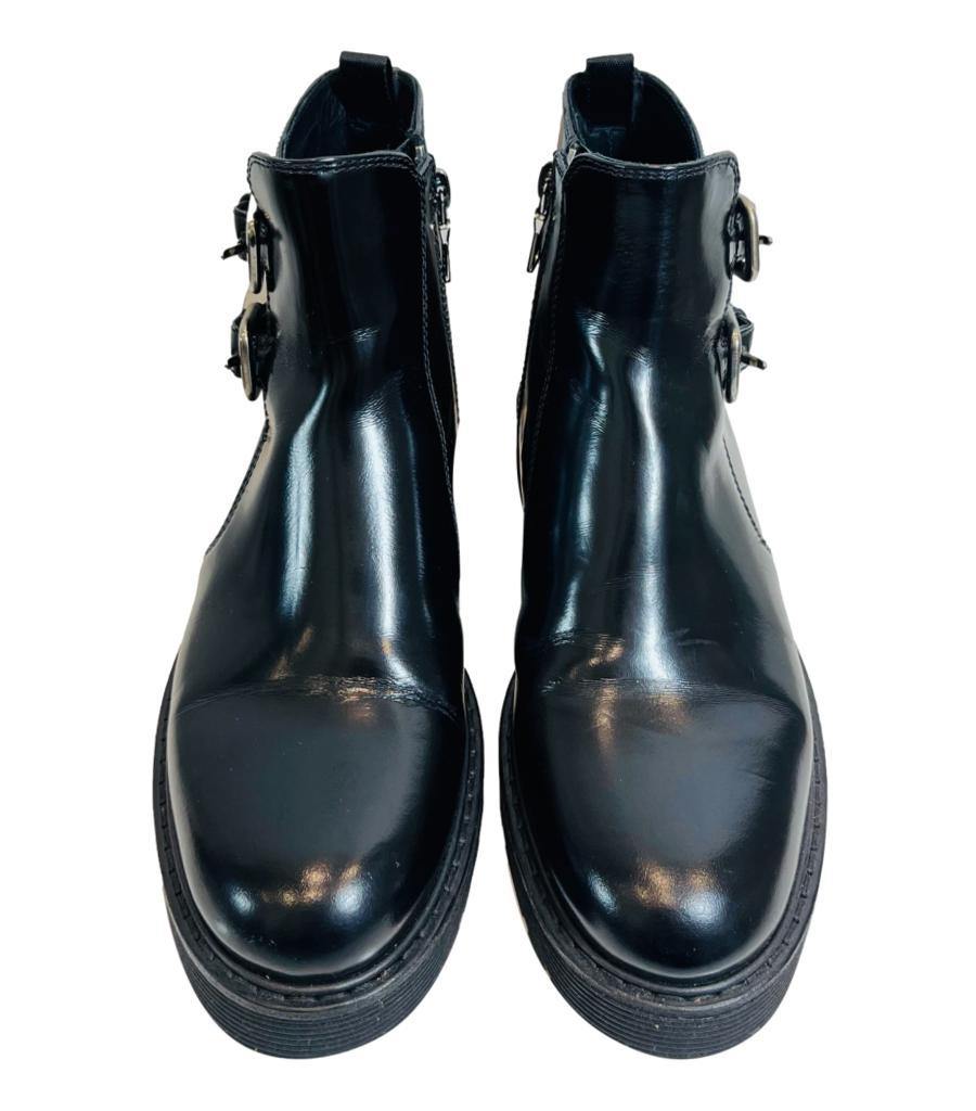 Prada Leather Buckle Detailed Combat Boots

Black boots designed with dual  buckle details to one side and zip closure to the other.

Featuring chunky rubber platform and round toe.

Size – 35

Condition – Good/Very Good (Minor scratches to the