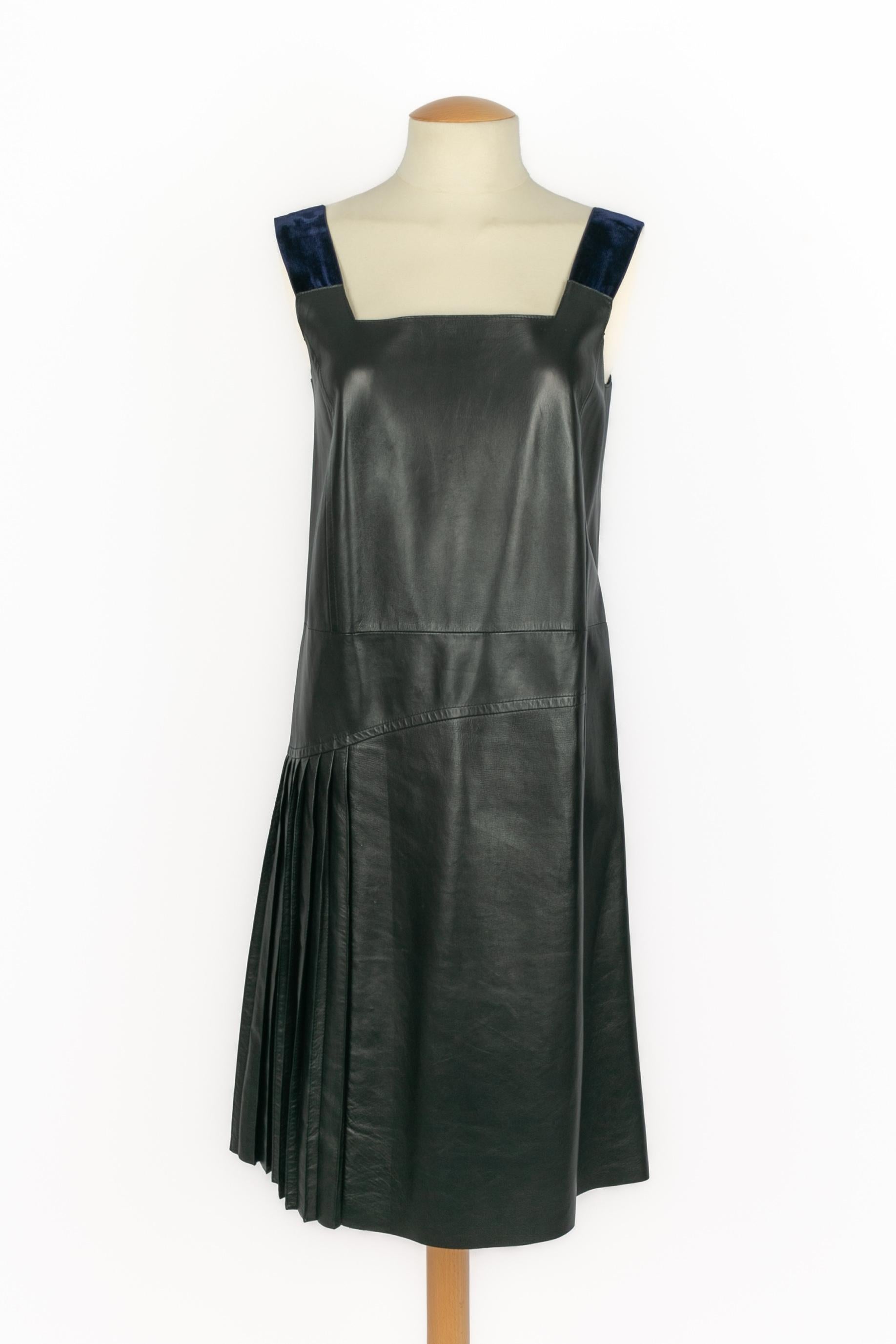 PRADA - (Made in Italy) Vestido de piel azul marino con tirantes de terciopelo azul. Se indica la talla 40FR.

Estado:
Muy buen estado

Dimensiones:
Pecho: 43 cm - Longitud: 99 cm

SKU:VR517