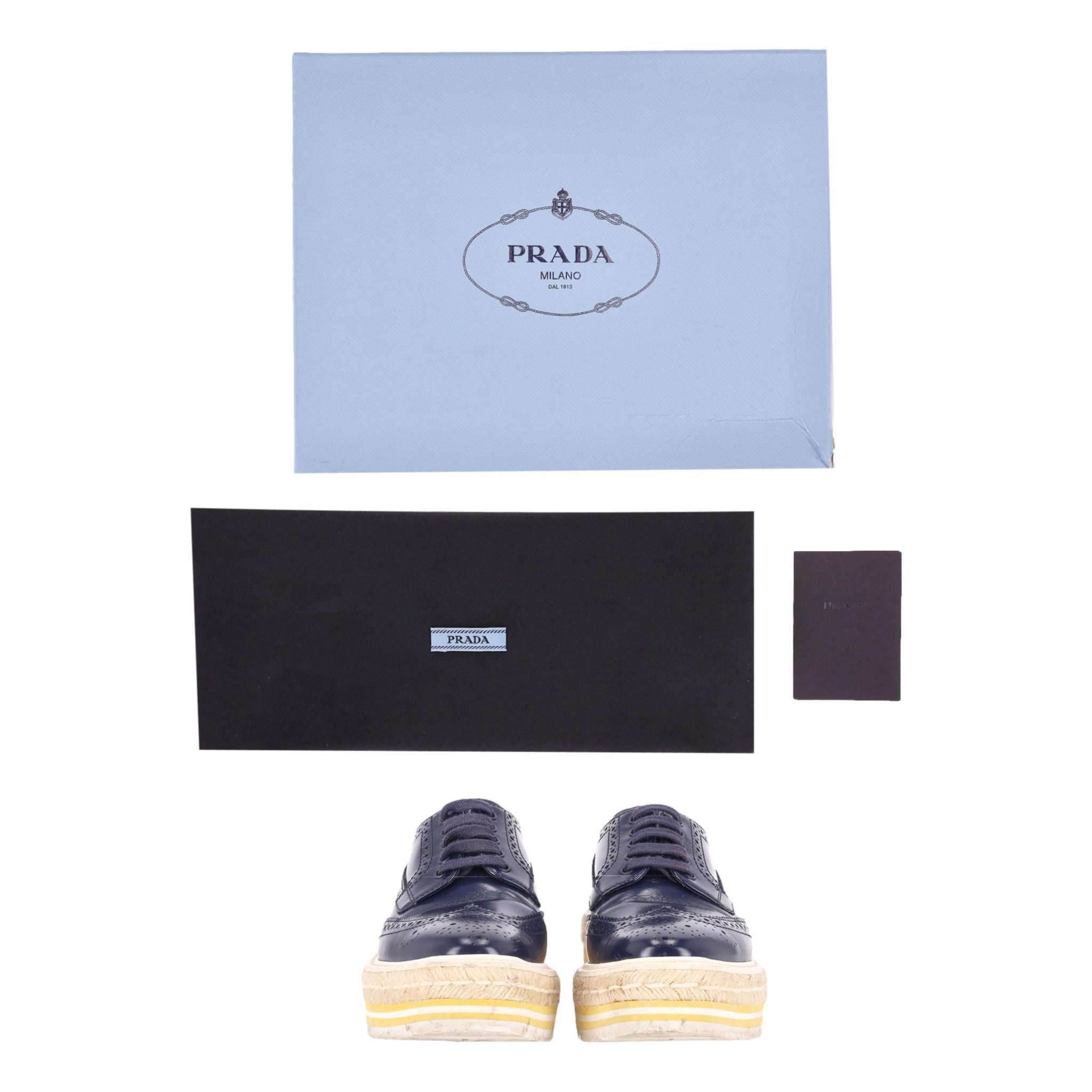 Prada Leder Plateau Brogues

Navyfarbene Lederschnürschuhe mit klassischen Brogue-Details und mandelförmiger Flügelspitze.

Entworfen mit einer Plateausohle, die mit einem Jutebesatz versehen ist.

Preis ca. £950

Größe - 35

Zustand - Sehr gut