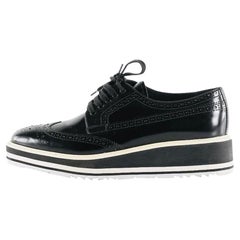 Brogue con plateau in pelle di Prada