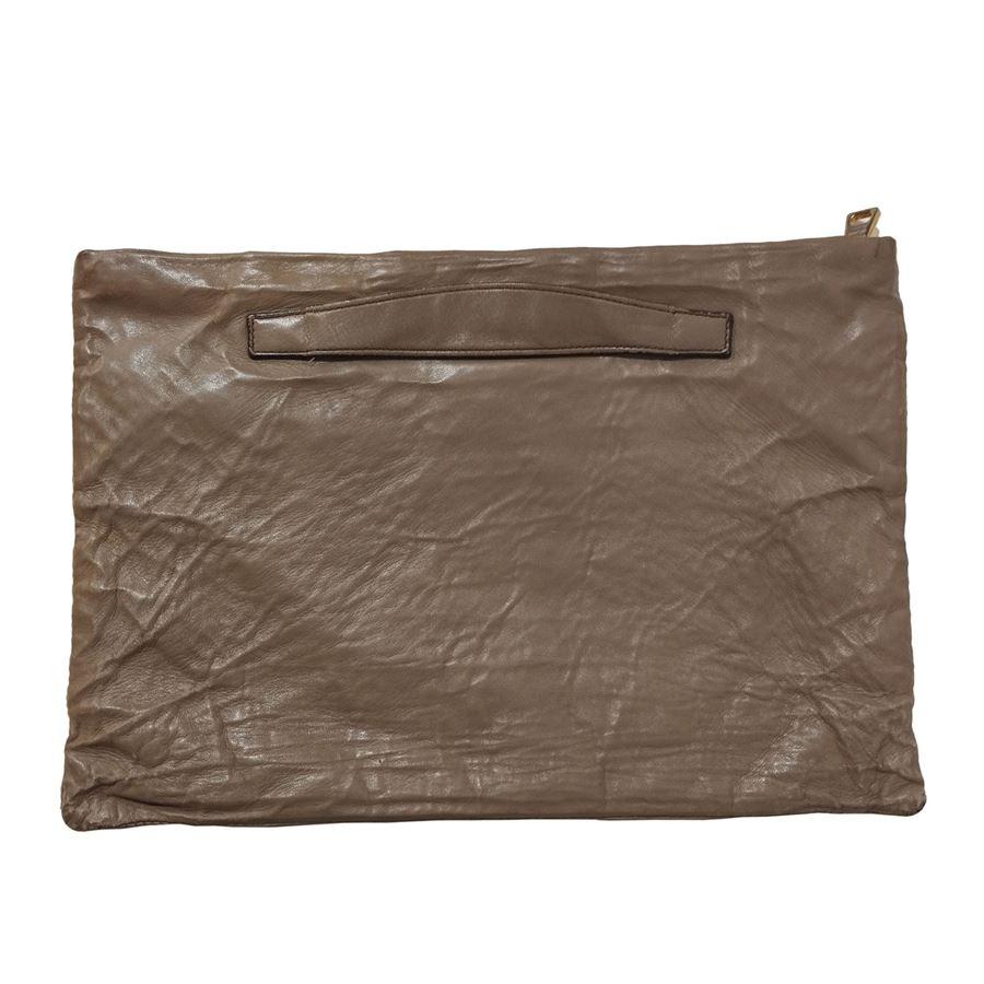 Embossed leather Turtledove color Zip closure Large external zipped pocket One internal zipped pocket Cm 36 x 24 (141 x 944 inches) Used as in pictures Original price € 1200  