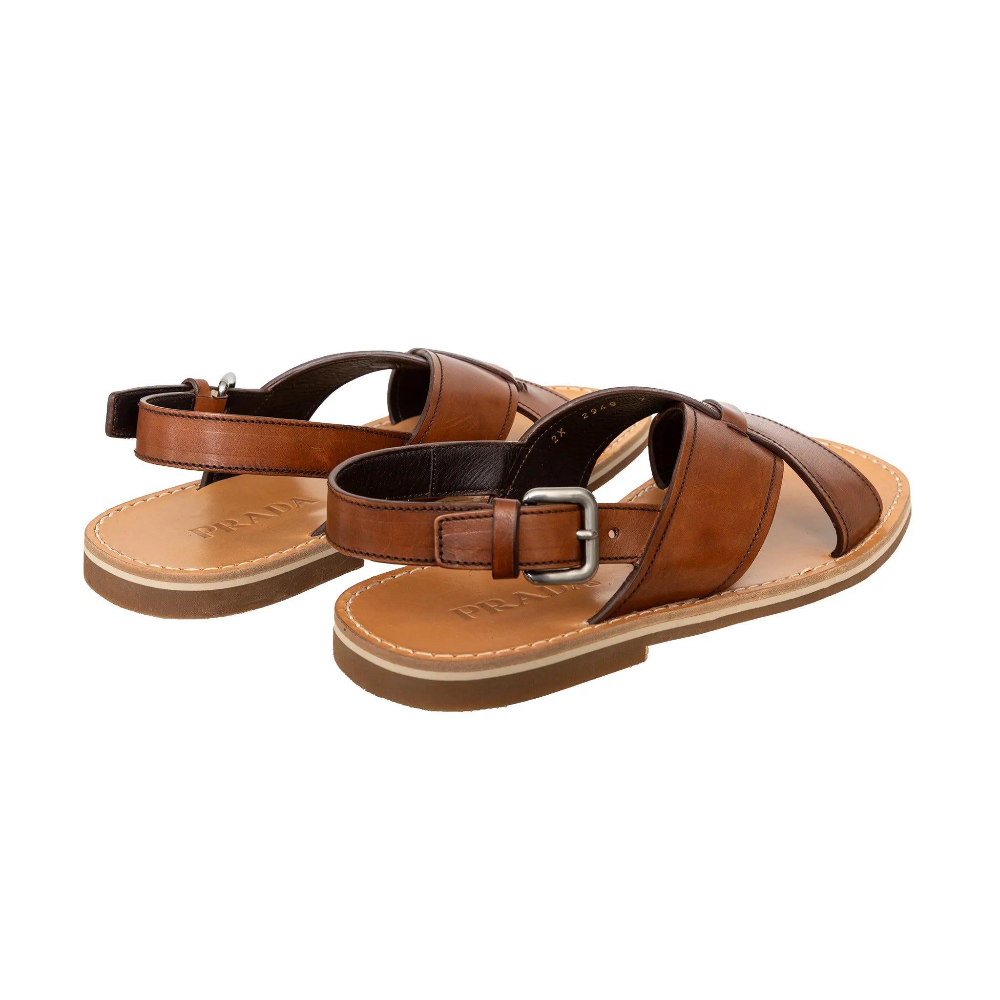 Sandales élégantes en cuir marron avec détails de surpiqûres, bride à boucle à la cheville et semelles fines en caoutchouc. Sophistiqué, durable et conçu pour un confort tout au long de la journée. 
 Inclus : sac à poussière, boîte. Remarques : Il y