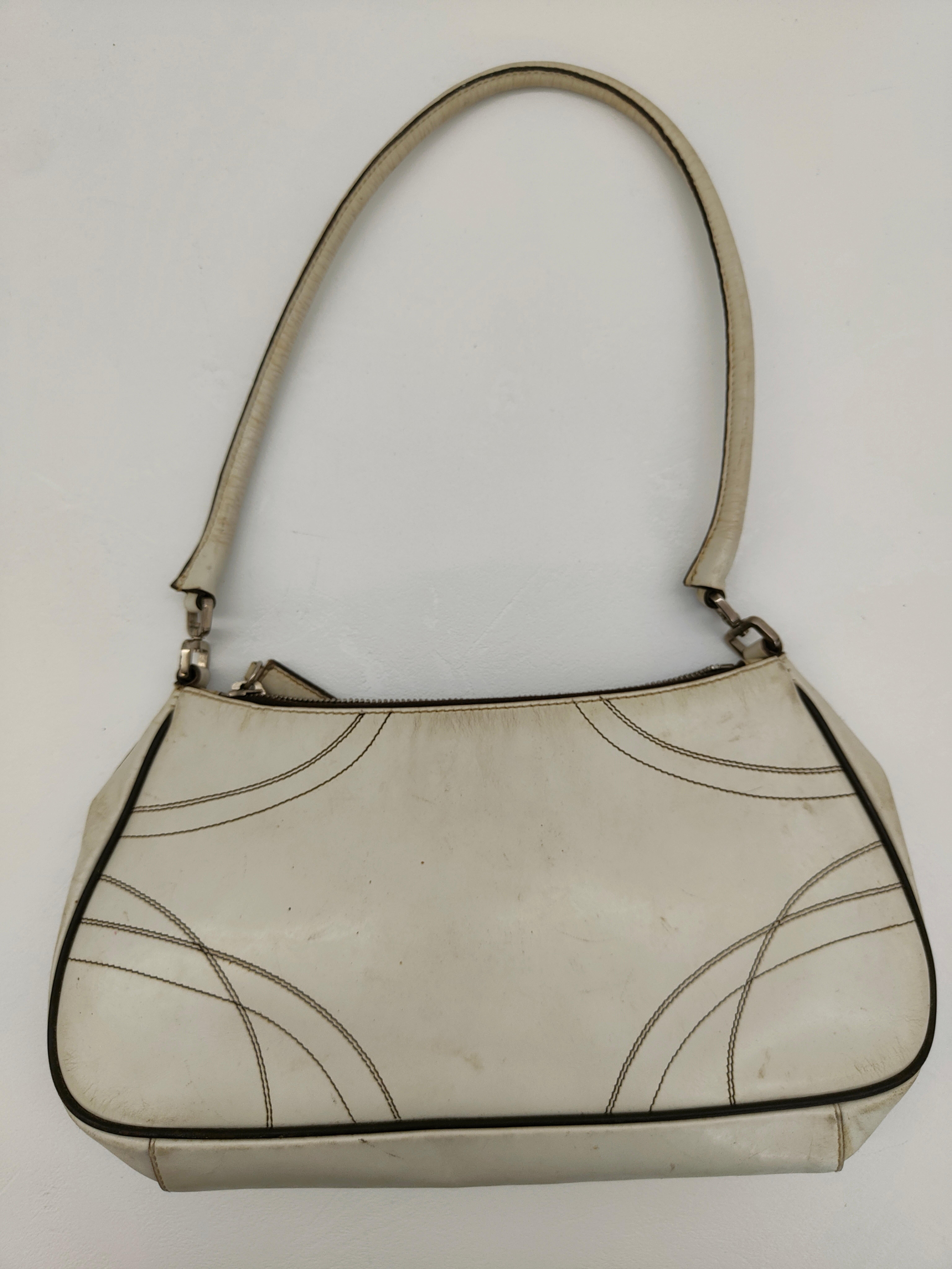 Prada leather shoulder bag
totally made in italy
measurements: 31*14 cm