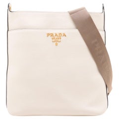 Prada Leder-Umhängetasche in Weiß