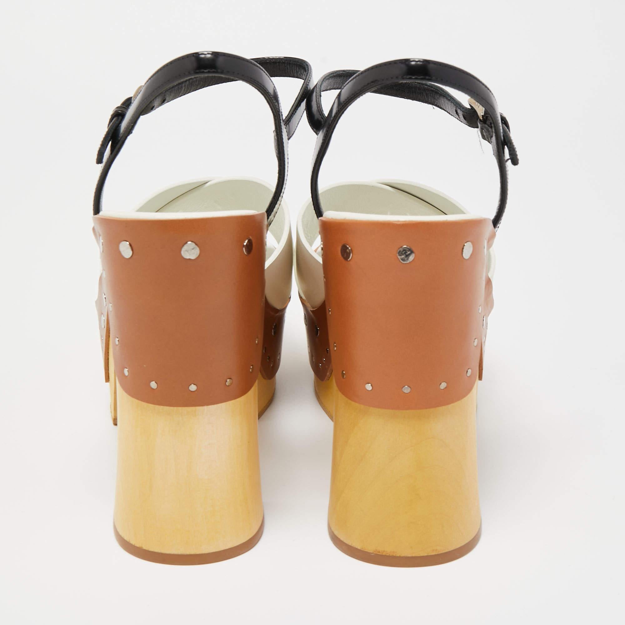 Prada Leather Studded Platform Block Heel Ankle Strap Sandals Size 40 In Good Condition For Sale In Dubai, Al Qouz 2
