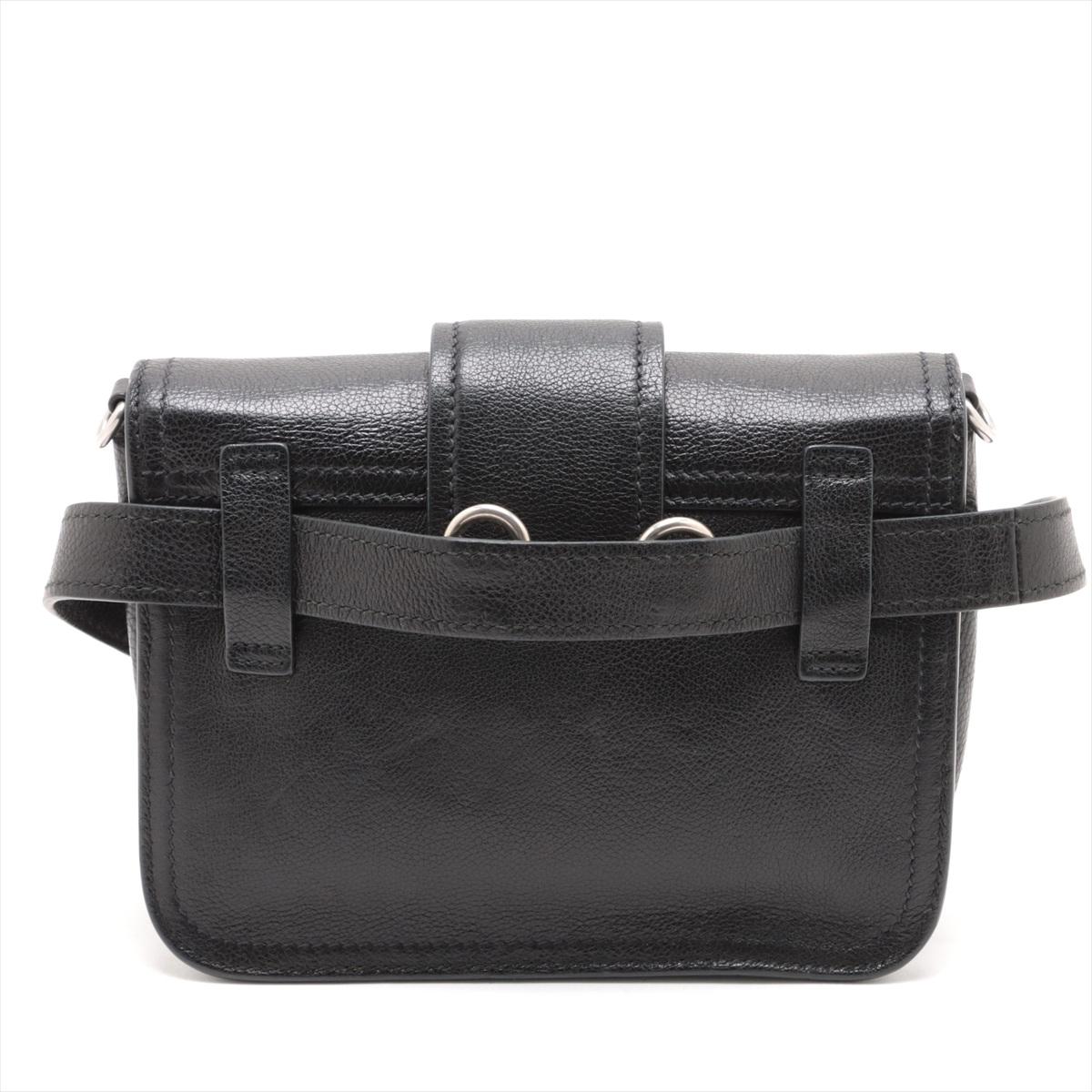 Bolso/ Riñonera bidireccional de piel Prada Negro en Bueno Estado en Humacao, PR