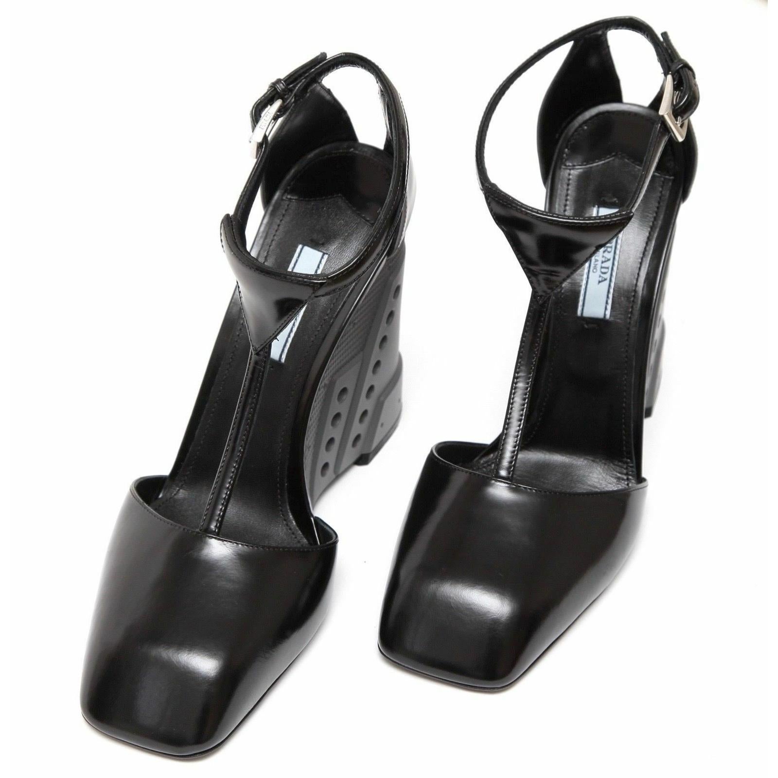 Chaussures à talons compensés Prada en cuir avec bride en T et boucle en résine grise et noire, taille 39,5, neuves Pour femmes en vente