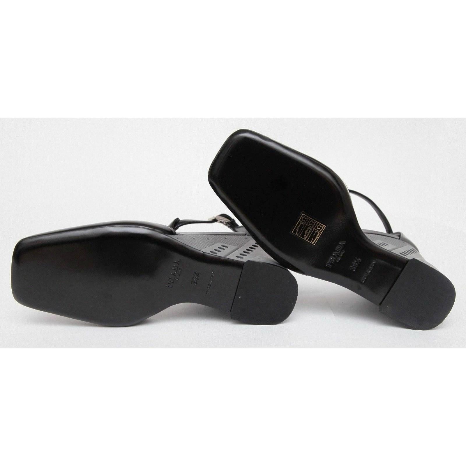 Chaussures à talons compensés Prada en cuir avec bride en T et boucle en résine grise et noire, taille 39,5, neuves en vente 3