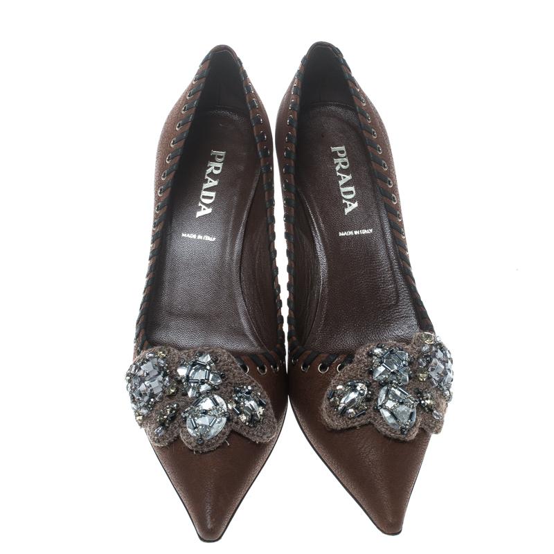 How elegant, feminine and stylish do these pumps from Prada look! The brown pumps are crafted from leather and feature pointed toes, a whipstitch and crystal embellishment detailing on the vamps, comfortable insoles and 6.5 cm heels. Pair them with