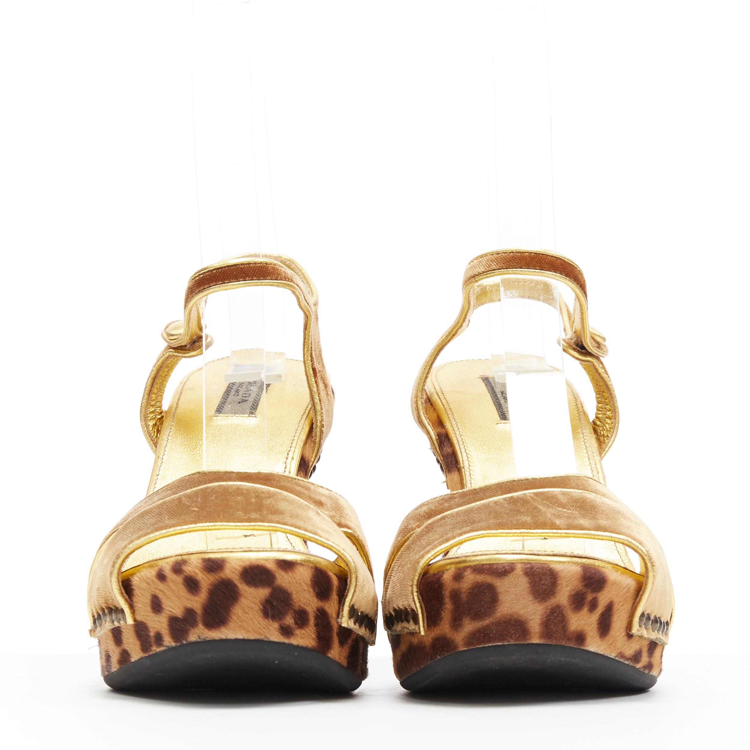 PRADA tacón de cuña de plataforma con correa de terciopelo dorado y pelo de poni con estampado de leopardo EU36.5 Marrón