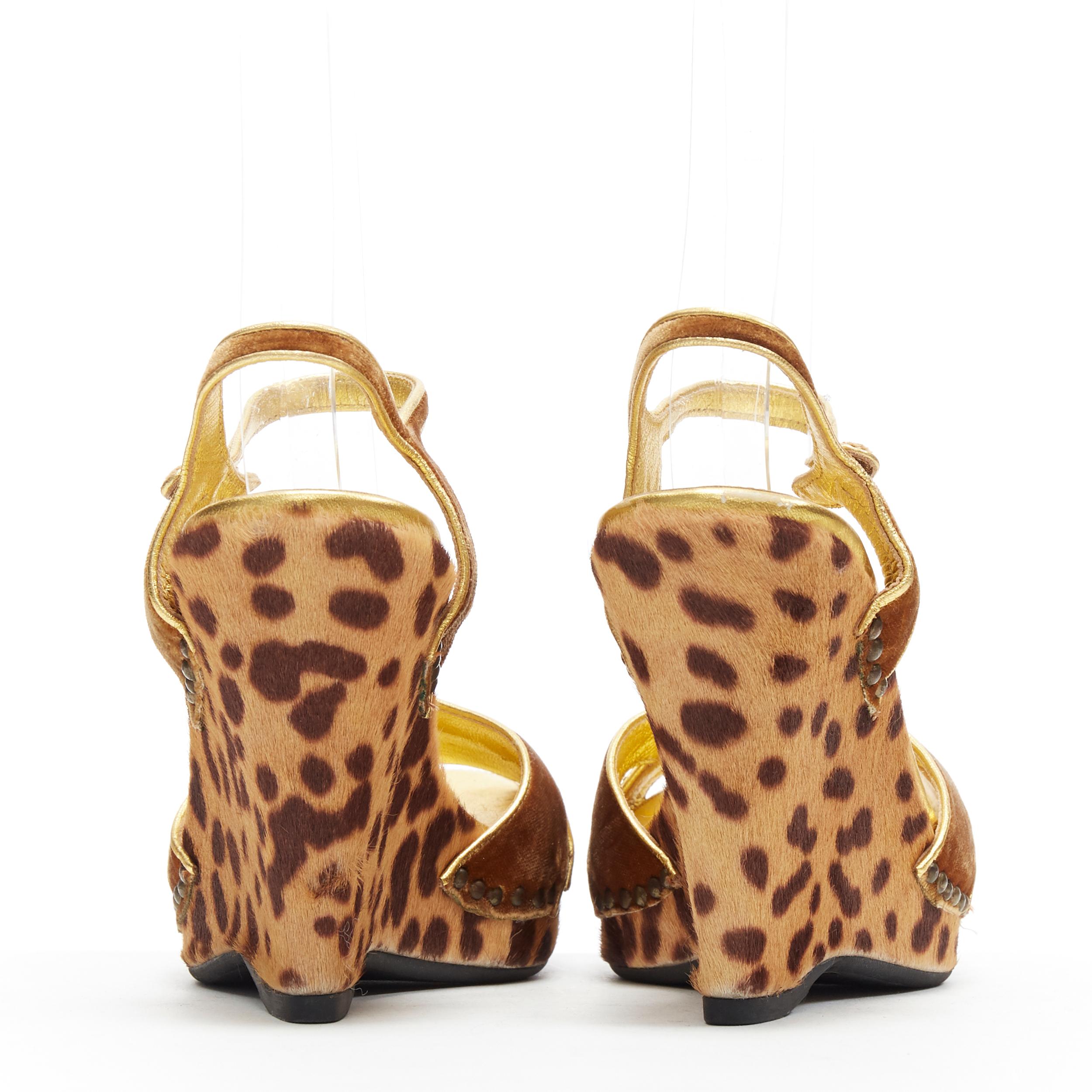 De las mujeres PRADA tacón de cuña de plataforma con correa de terciopelo dorado y pelo de poni con estampado de leopardo EU36.5