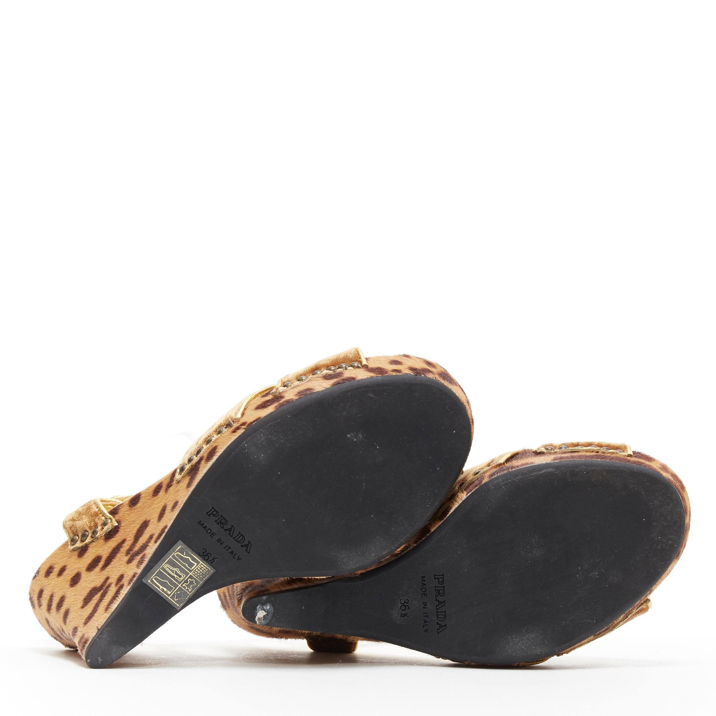 PRADA tacón de cuña de plataforma con correa de terciopelo dorado y pelo de poni con estampado de leopardo EU36.5 1