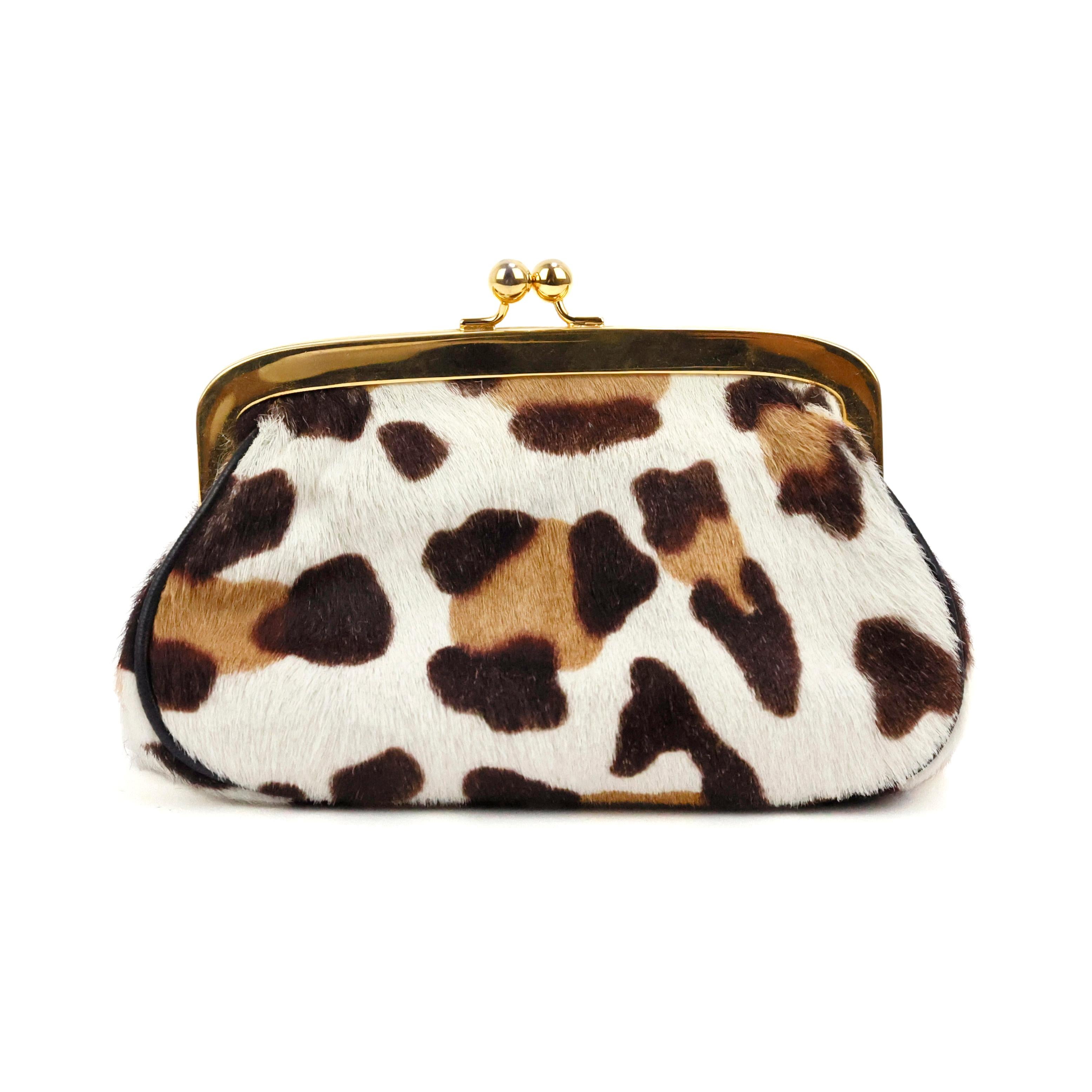 Prada coin pouch in pony hair calfskin leopard print, gold hardware.

Condition:
Really good. Slight scratches on the hardware.

Packing/accessories:
Dustbag.

Measuremets:
14cm x 9cm x 5cm