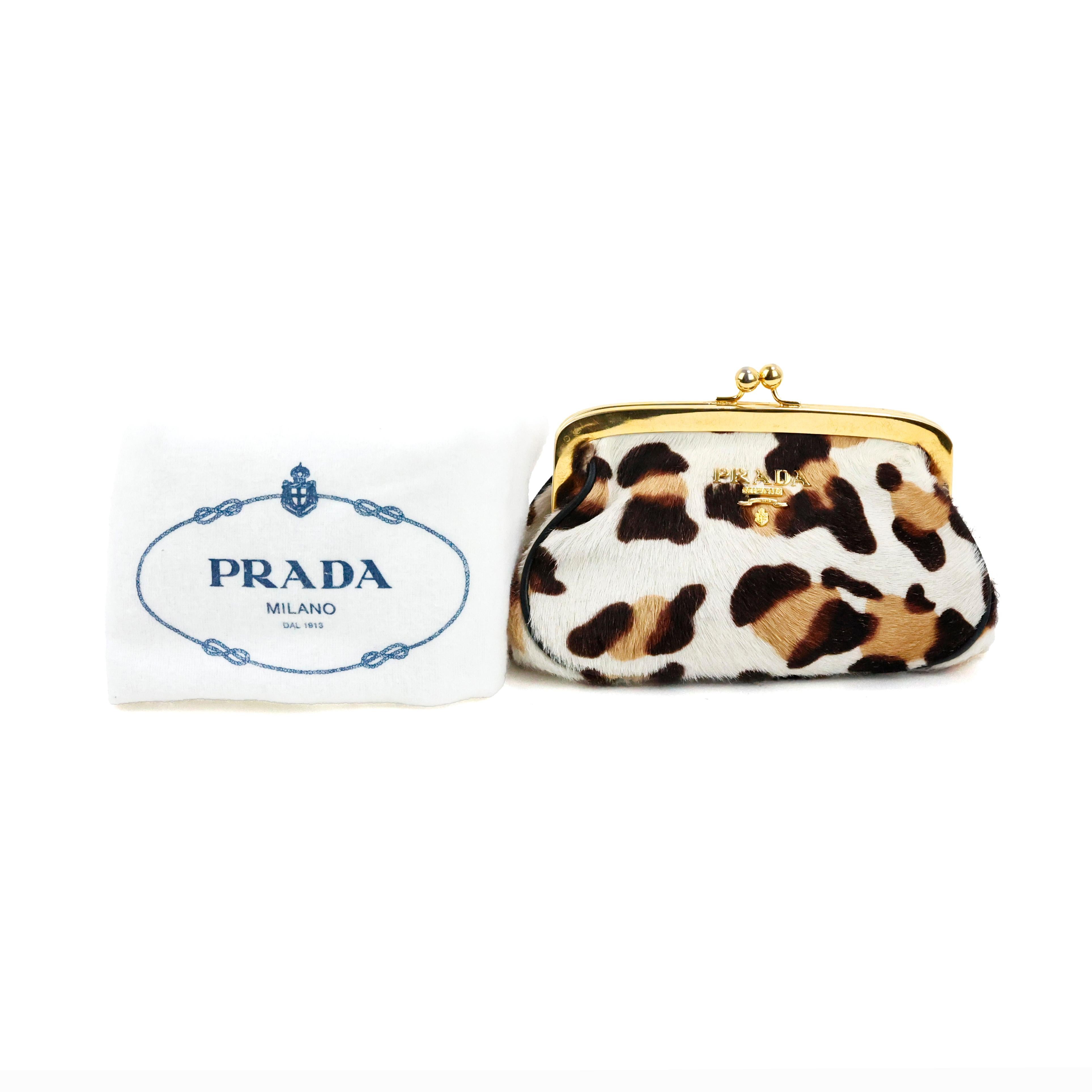 Pochette Prada en poils de poney imprimé léopard en vente 1
