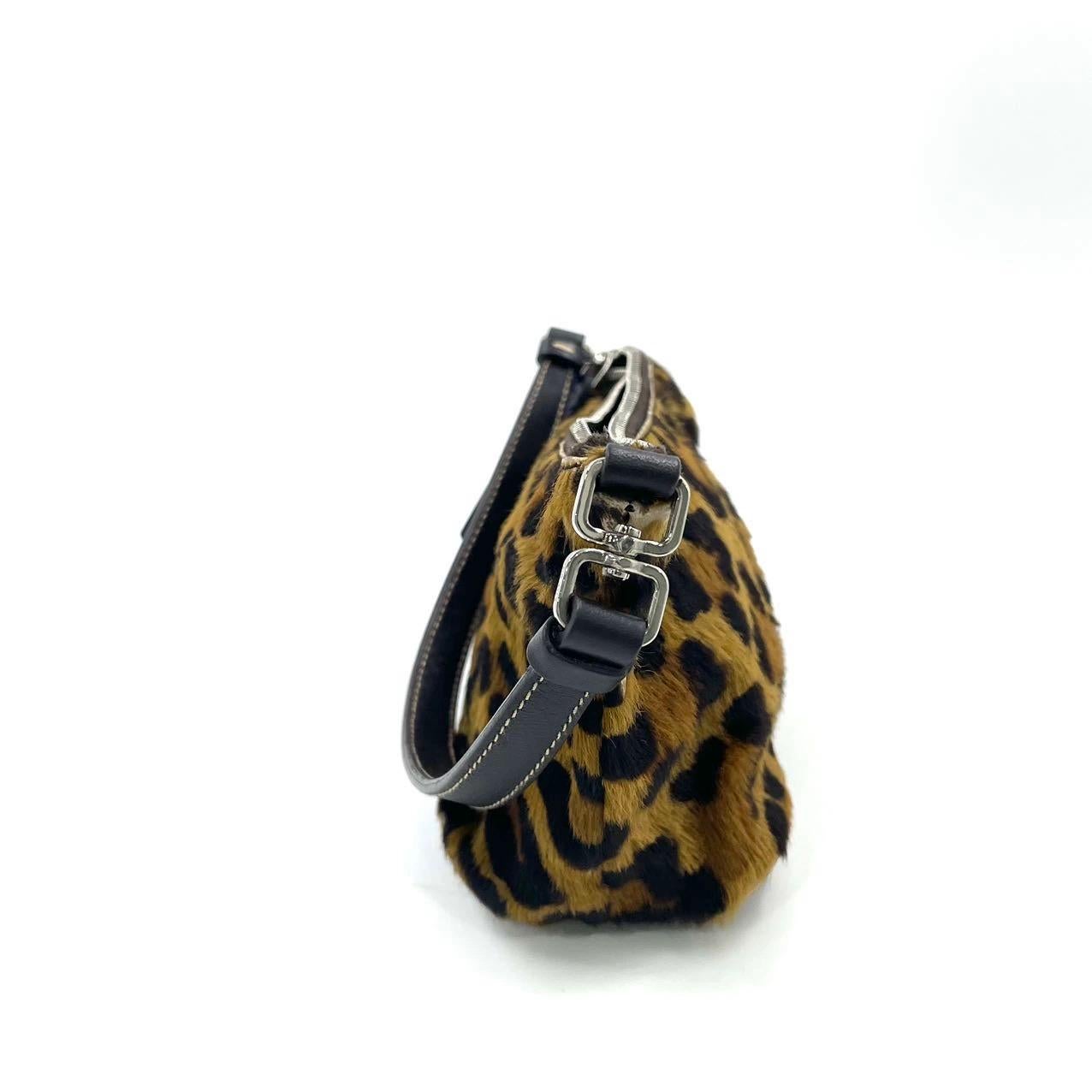Prada Leopard Print Pony-style Calfskin Mini Clutch In condizioni buone in vendita a AUBERVILLIERS, FR