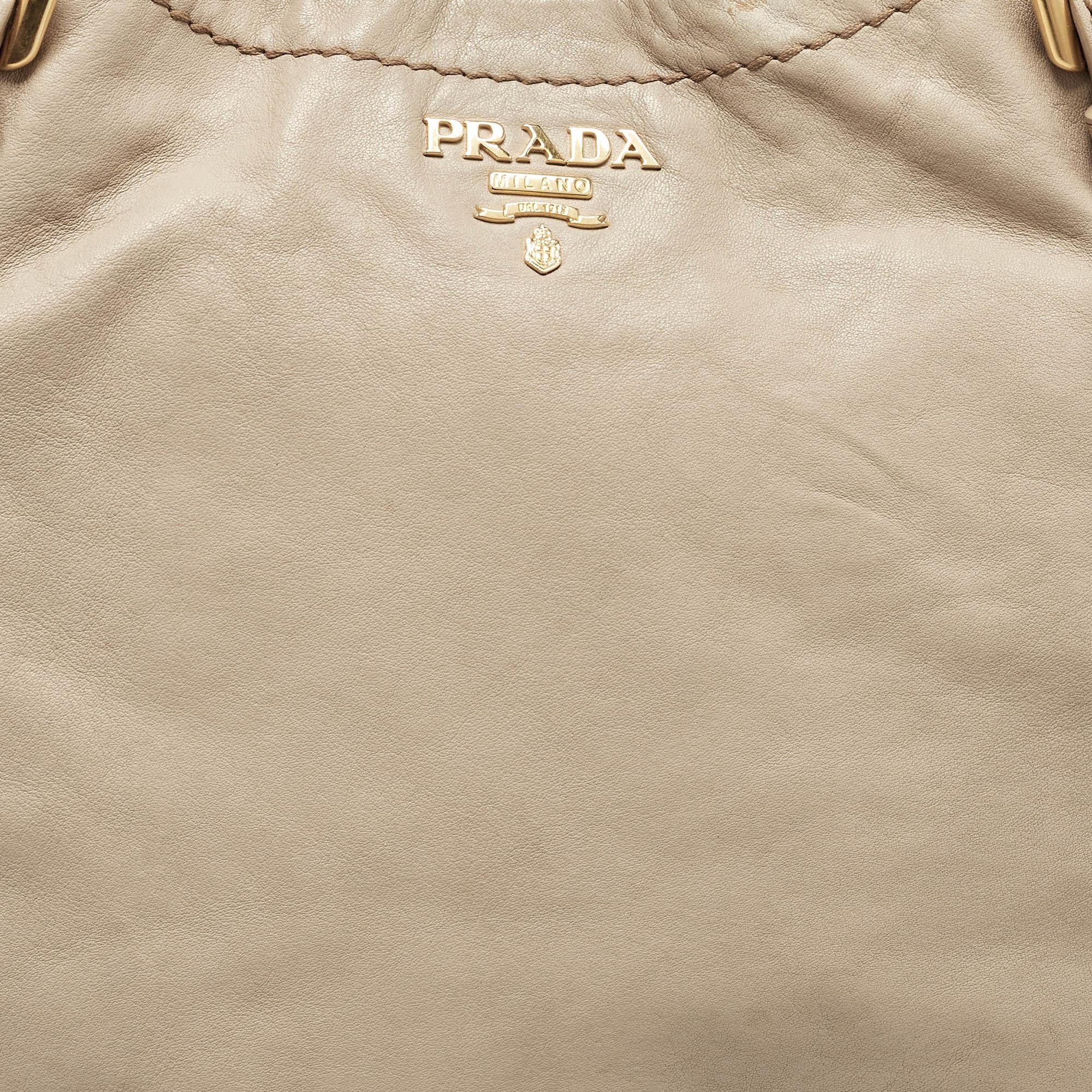 Prada Light Beige Leder Tote im Angebot 2