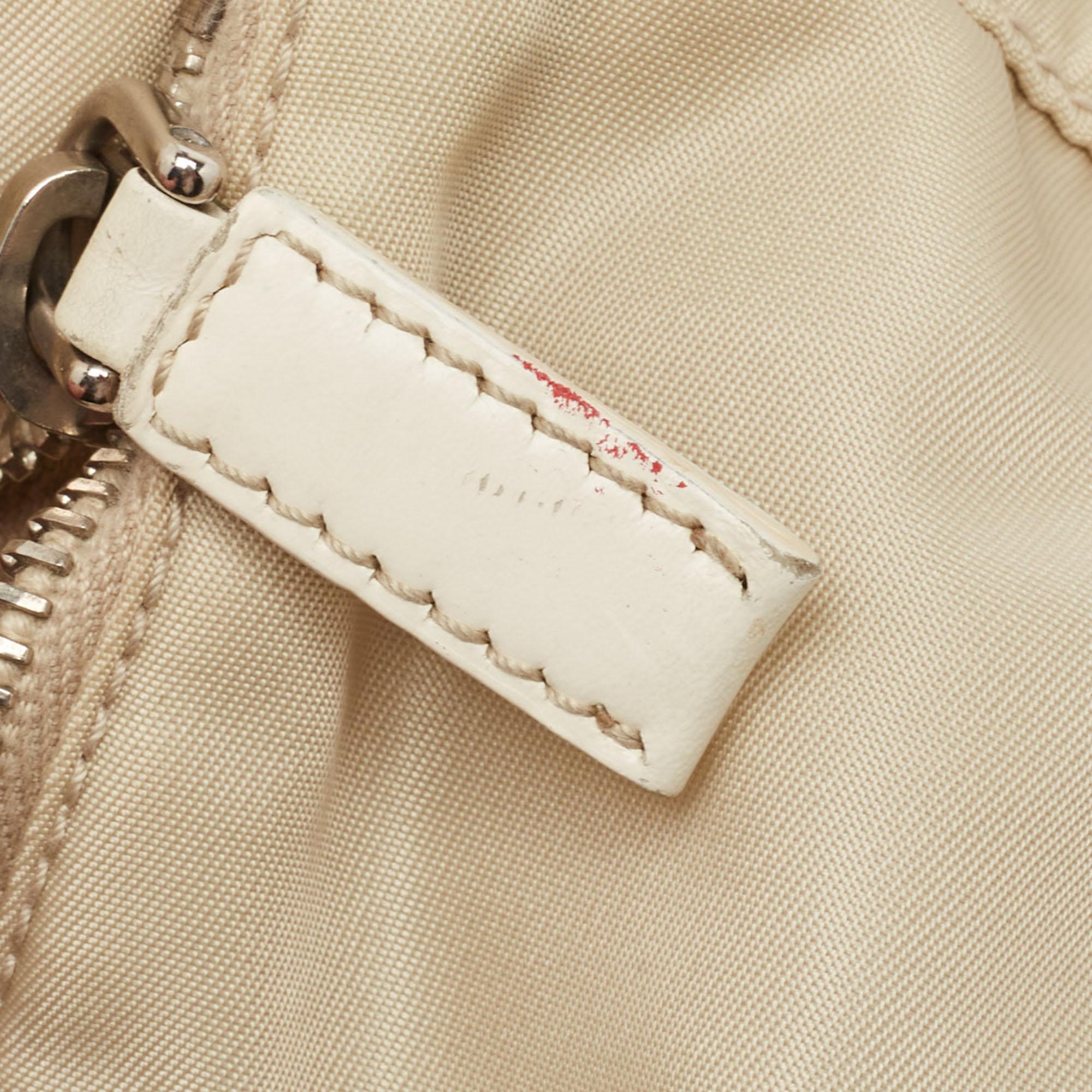 Sac de messager Prada en nylon beige clair en vente 5