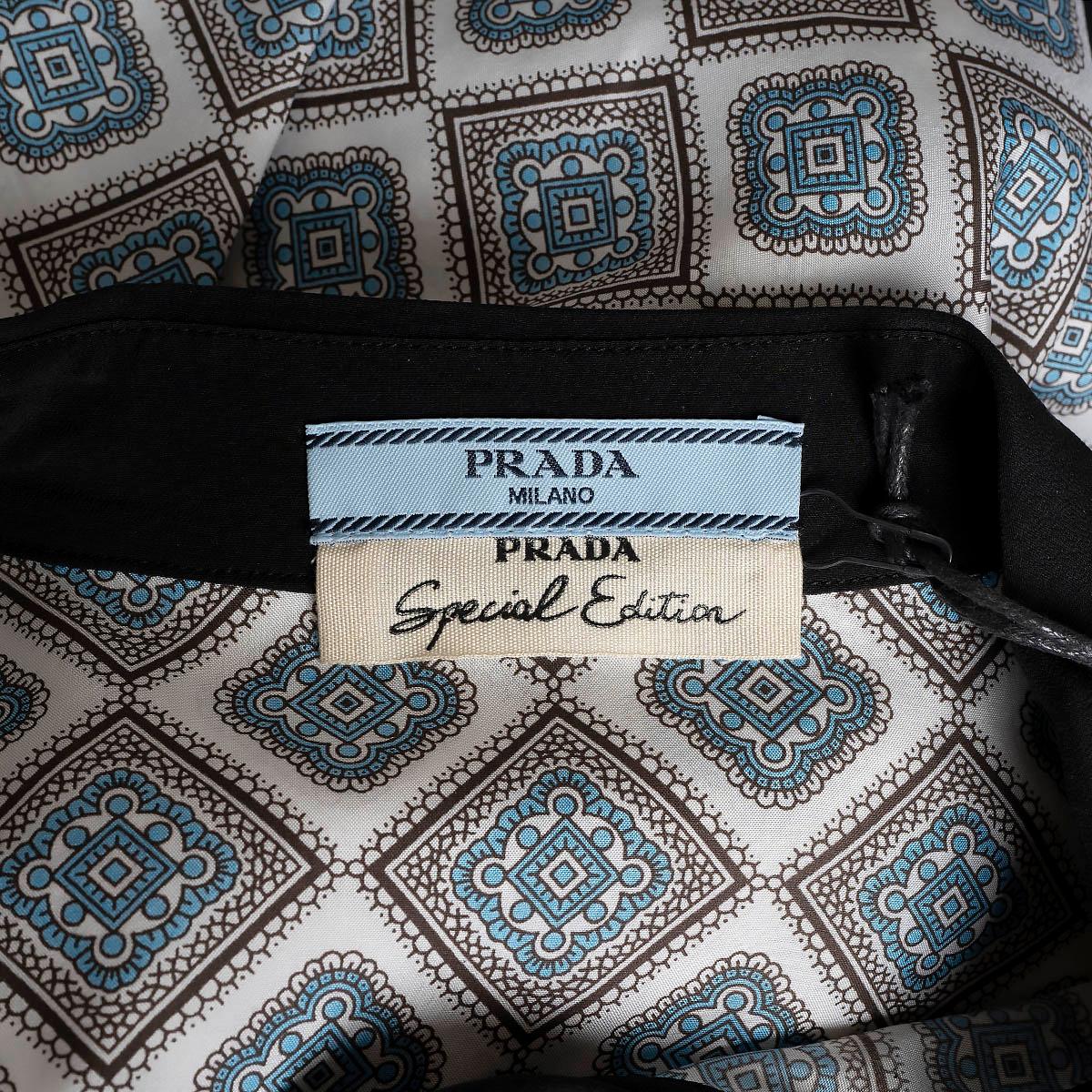 PRADA bleu clair noir blanc soie GEOMETRIC SPECIAL EDITION Chemisier 42 M en vente 2