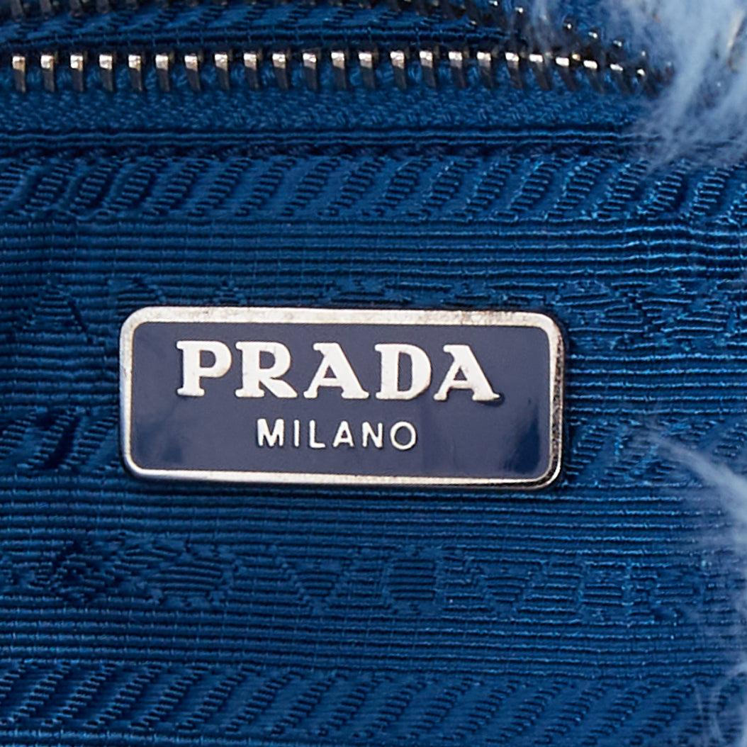 Pochette PRADA bleu clair en fausse fourrure avec logo triangulaire en vente 5