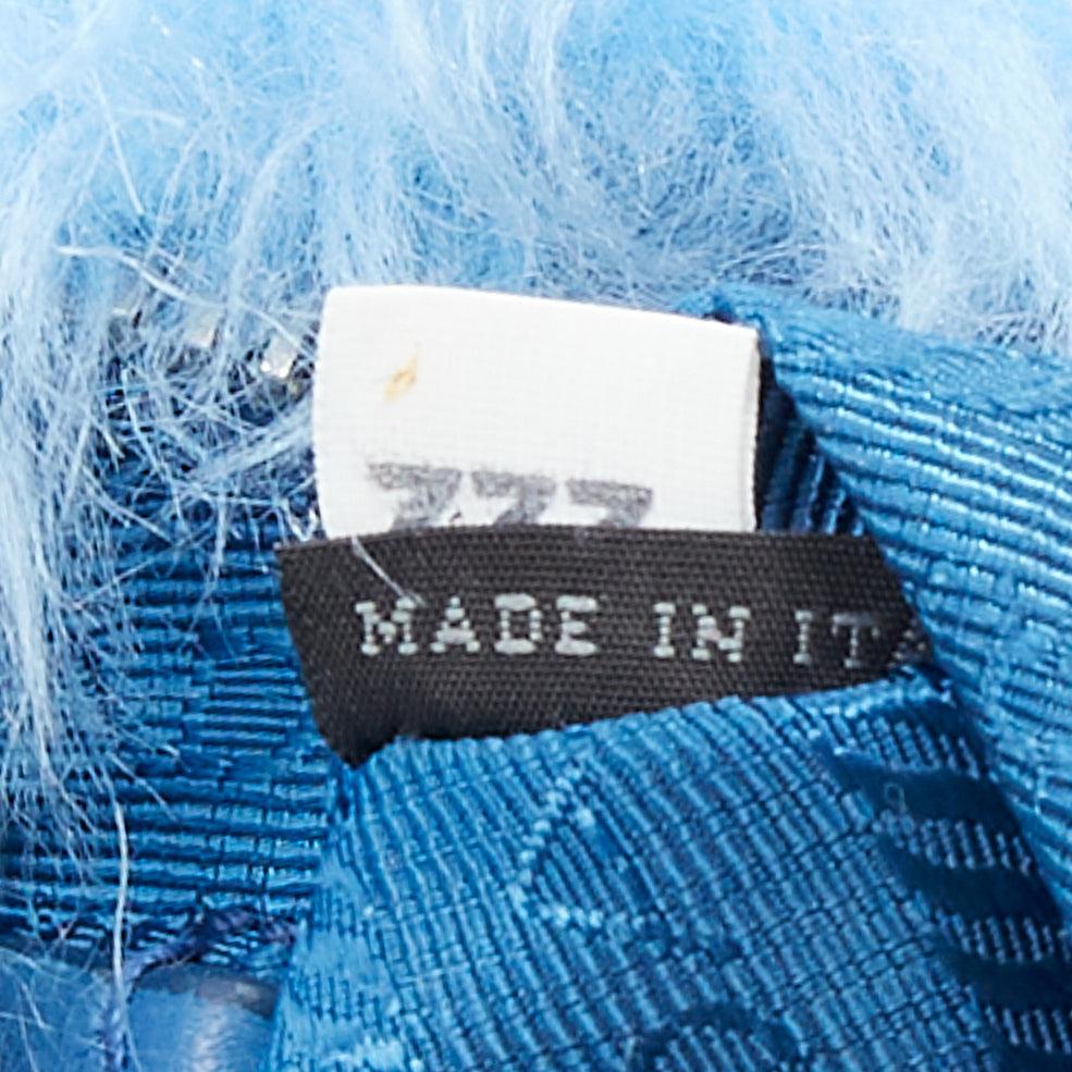 Pochette PRADA bleu clair en fausse fourrure avec logo triangulaire en vente 6