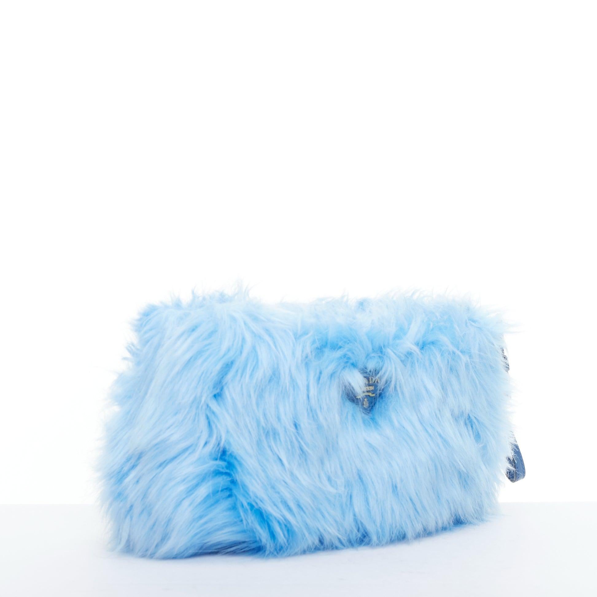Bleu Pochette PRADA bleu clair en fausse fourrure avec logo triangulaire en vente