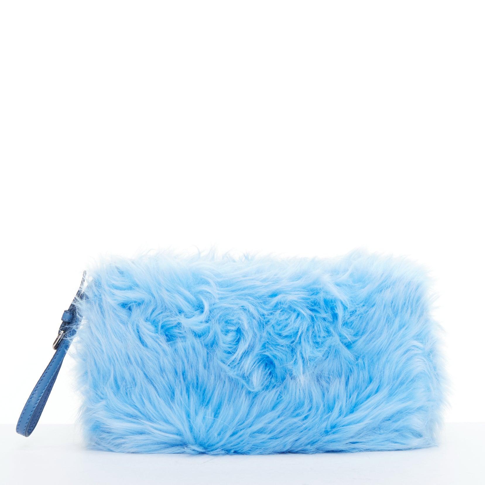 Pochette PRADA bleu clair en fausse fourrure avec logo triangulaire Pour femmes en vente