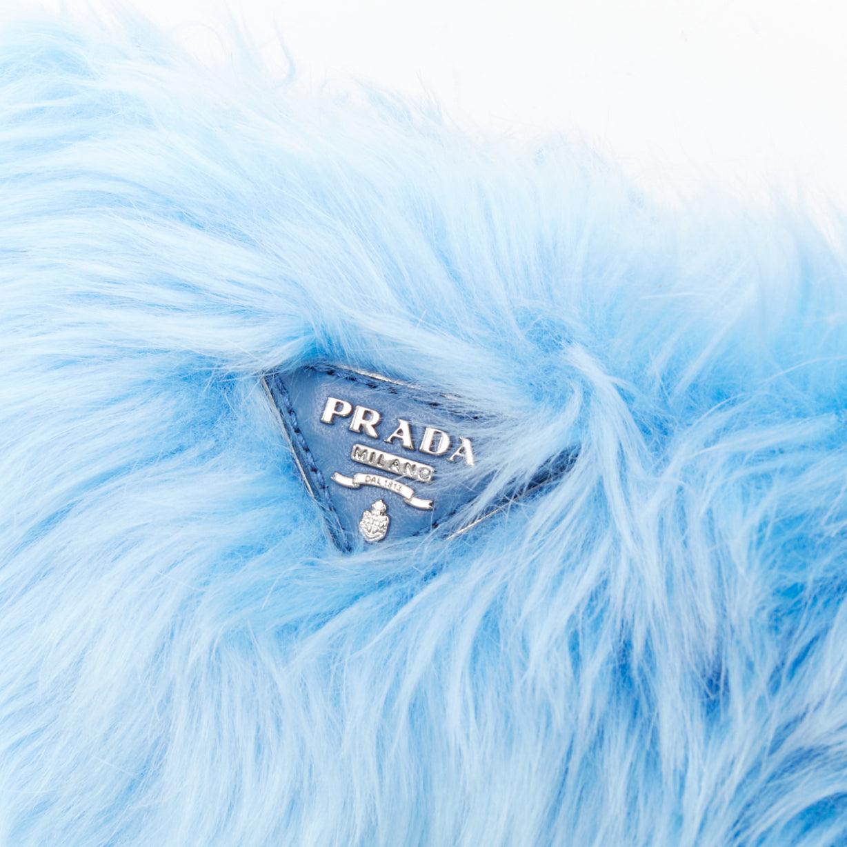 Pochette PRADA bleu clair en fausse fourrure avec logo triangulaire en vente 2