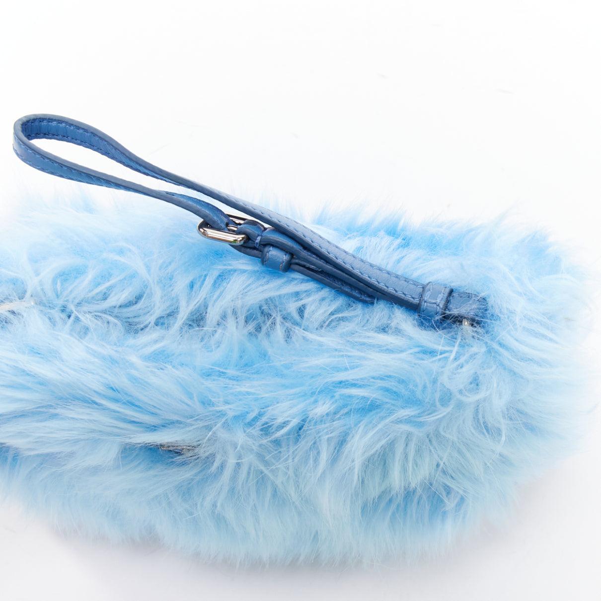 Pochette PRADA bleu clair en fausse fourrure avec logo triangulaire en vente 3