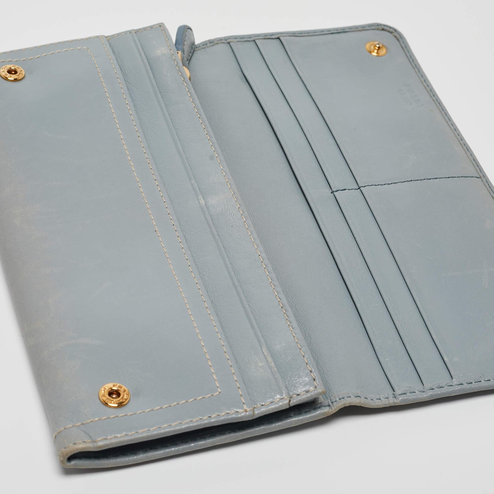 Grigio Portafoglio continentale con patta e logo in pelle blu chiaro di Prada in vendita
