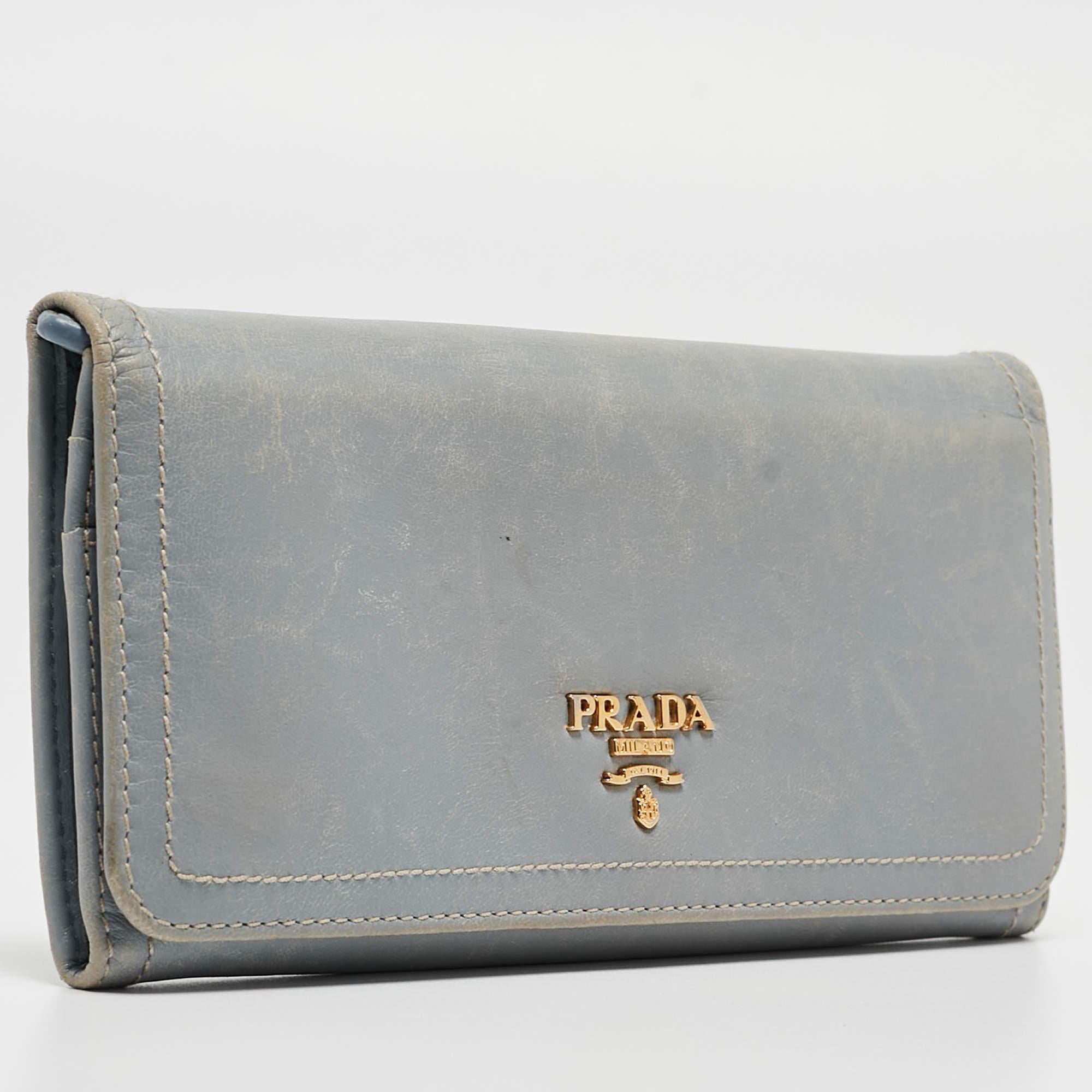 Donna Portafoglio continentale con patta e logo in pelle blu chiaro di Prada in vendita