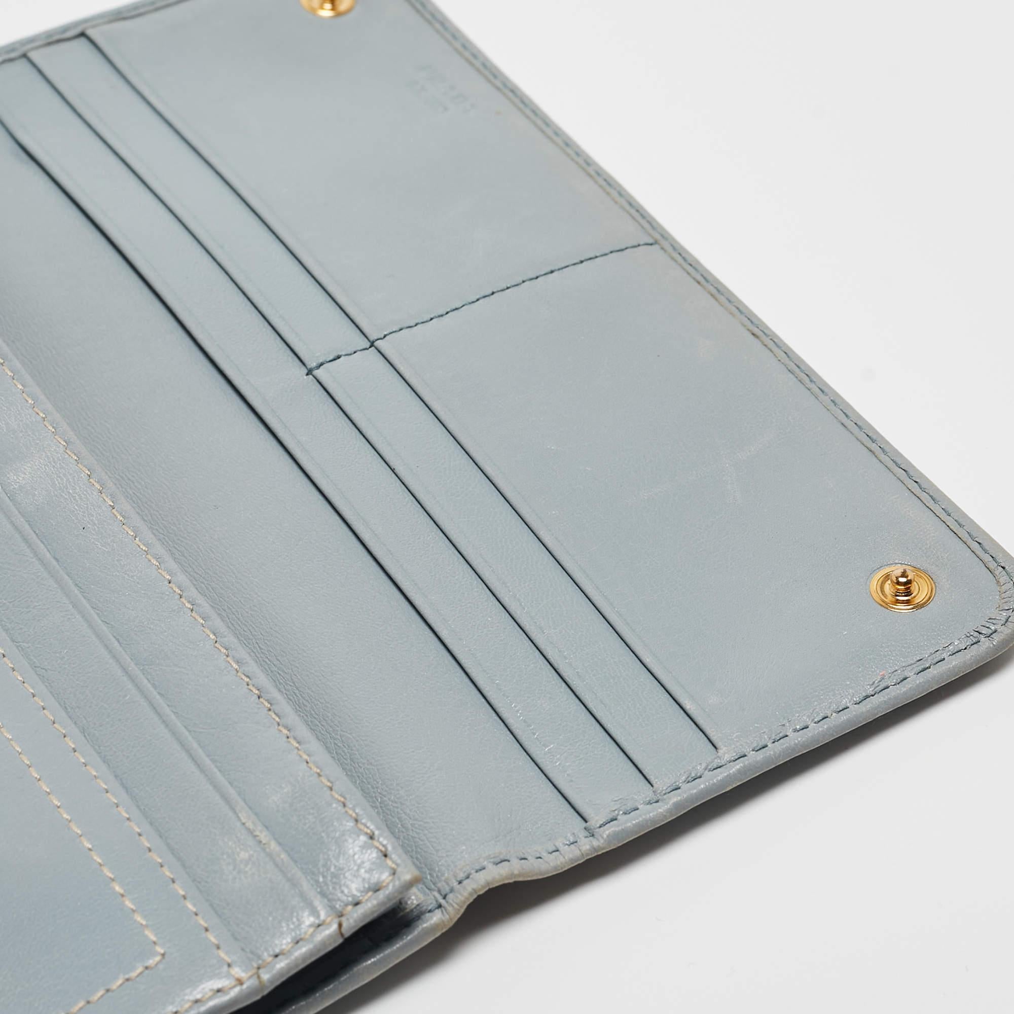 Portafoglio continentale con patta e logo in pelle blu chiaro di Prada in vendita 2