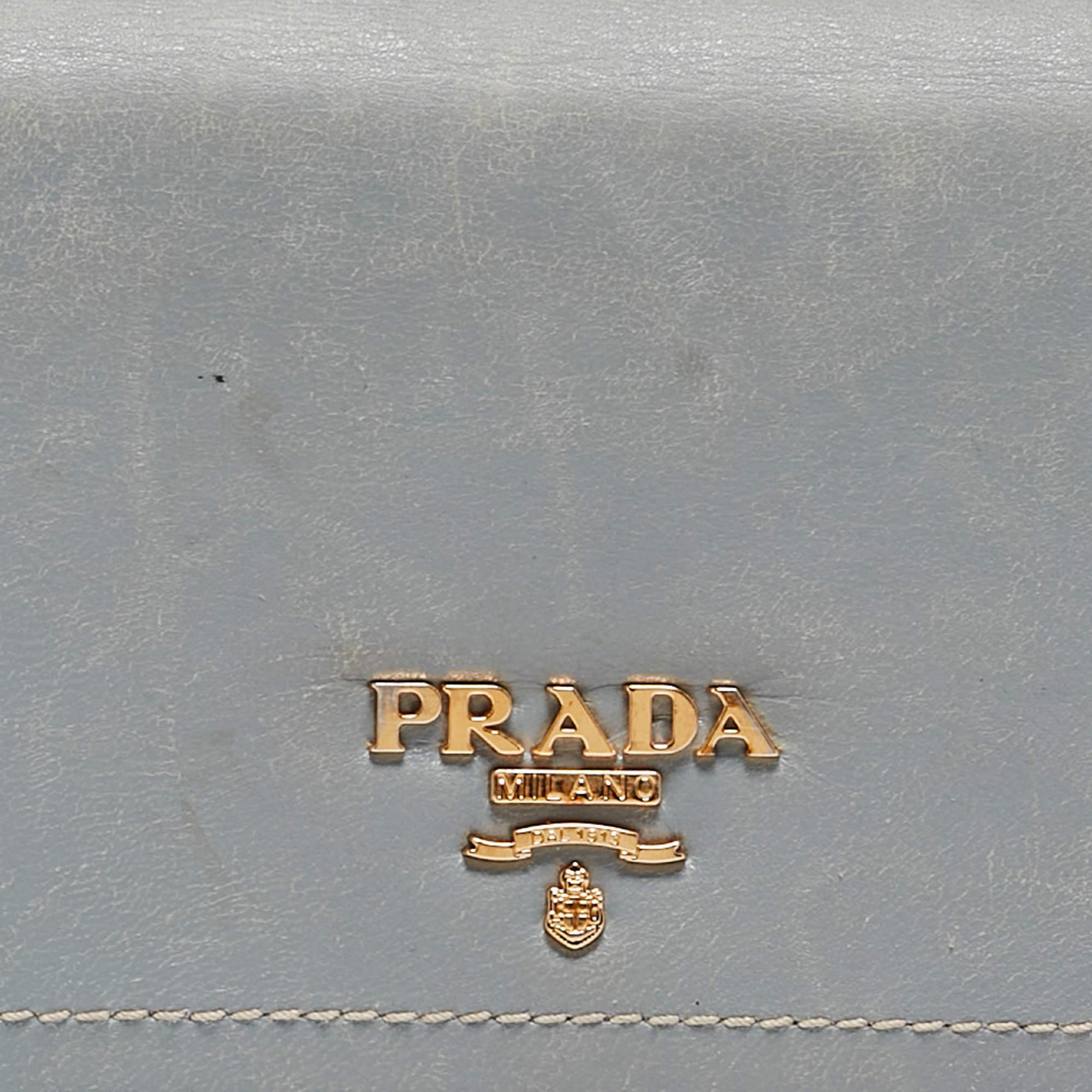 Portafoglio continentale con patta e logo in pelle blu chiaro di Prada in vendita 3