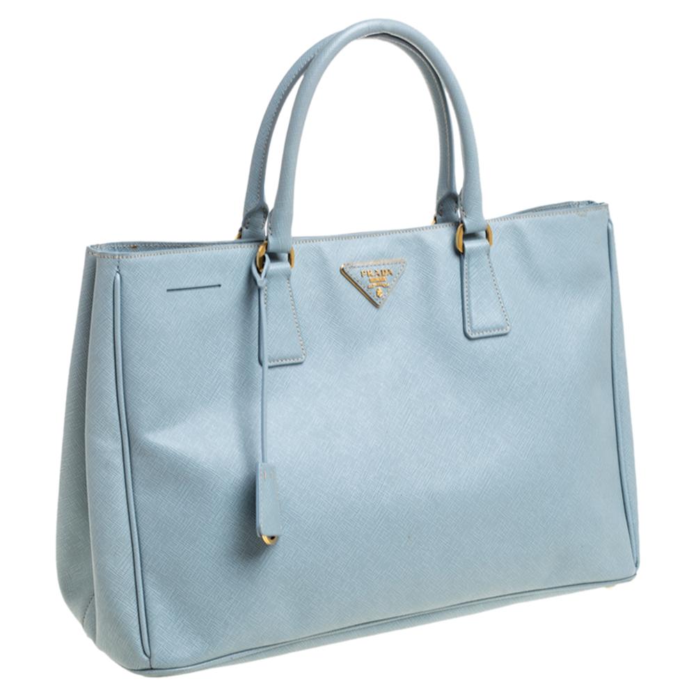 Prada Hellblaue offene Galleria-Tasche aus Saffiano-Leder (Blau)