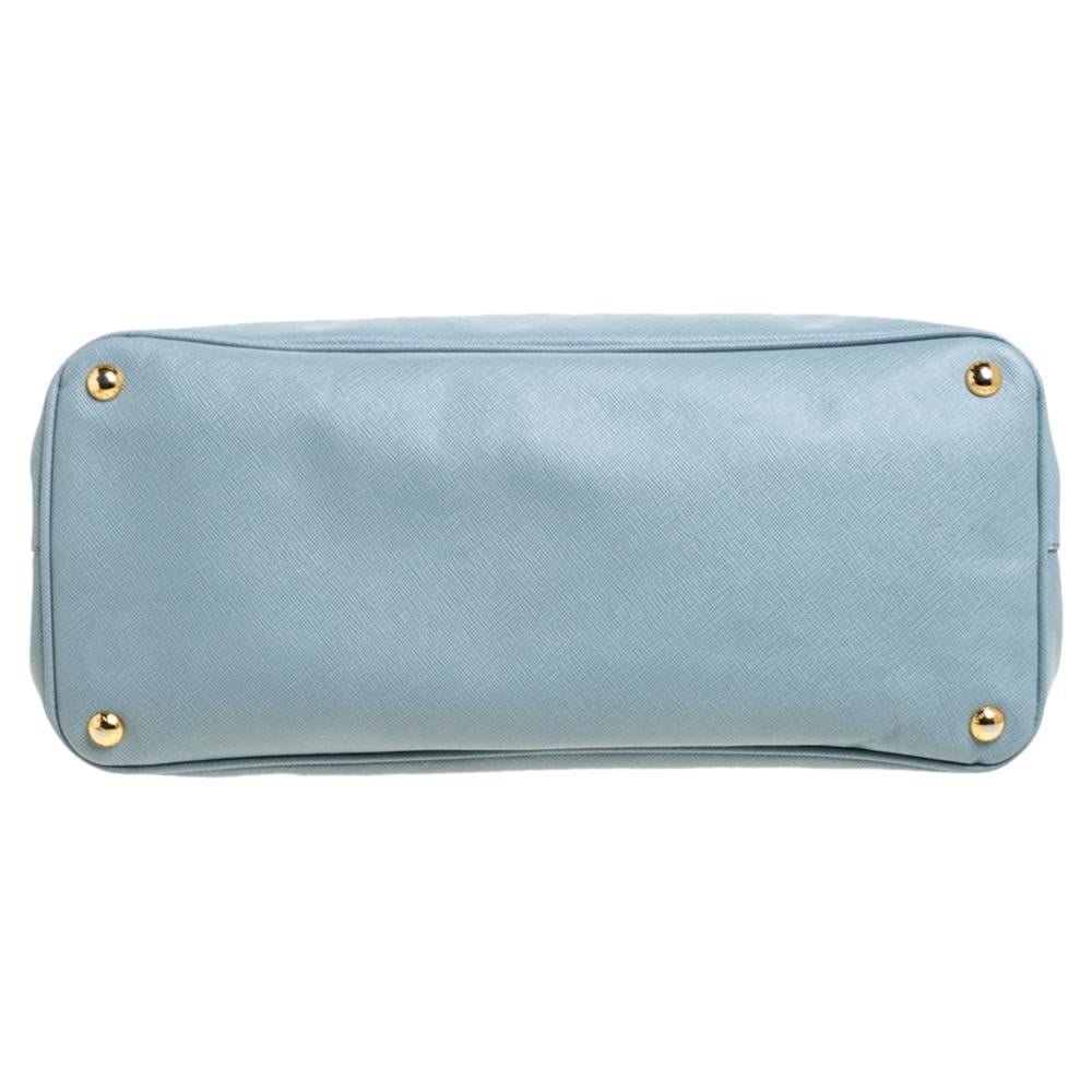 Prada Hellblaue offene Galleria-Tasche aus Saffiano-Leder im Zustand „Gut“ in Dubai, Al Qouz 2