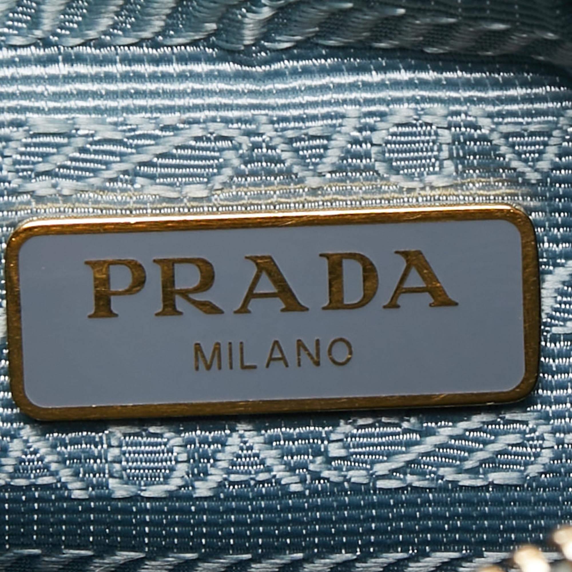 Mini sac pochette Prada Saffiano Lux en cuir bleu clair réédition en vente 3