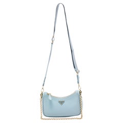 Prada Hellblaue Saffiano Lux Leder Mini Re-Edition Pochette-Tasche aus Leder