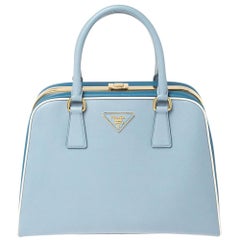 Prada - Sac à main en cuir Saffiano Lux bleu clair à armature pyramidale