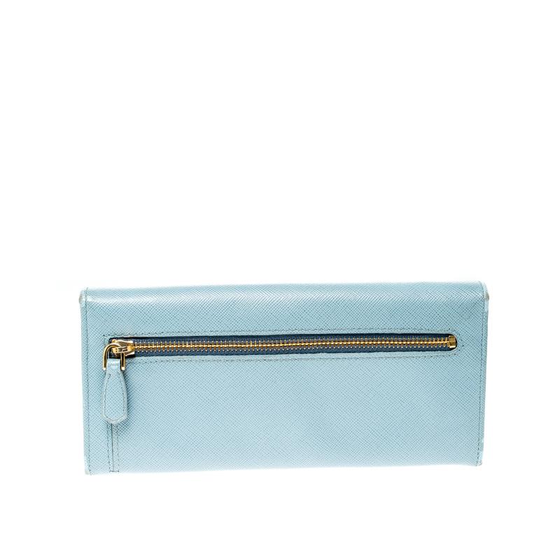 This functional design from Prada will make your life easier. Crafted from Saffiano leather, this light blue wallet has the brand logo on the front and leather and fabric lining on the insides. It is sleek and comes with gold-tone