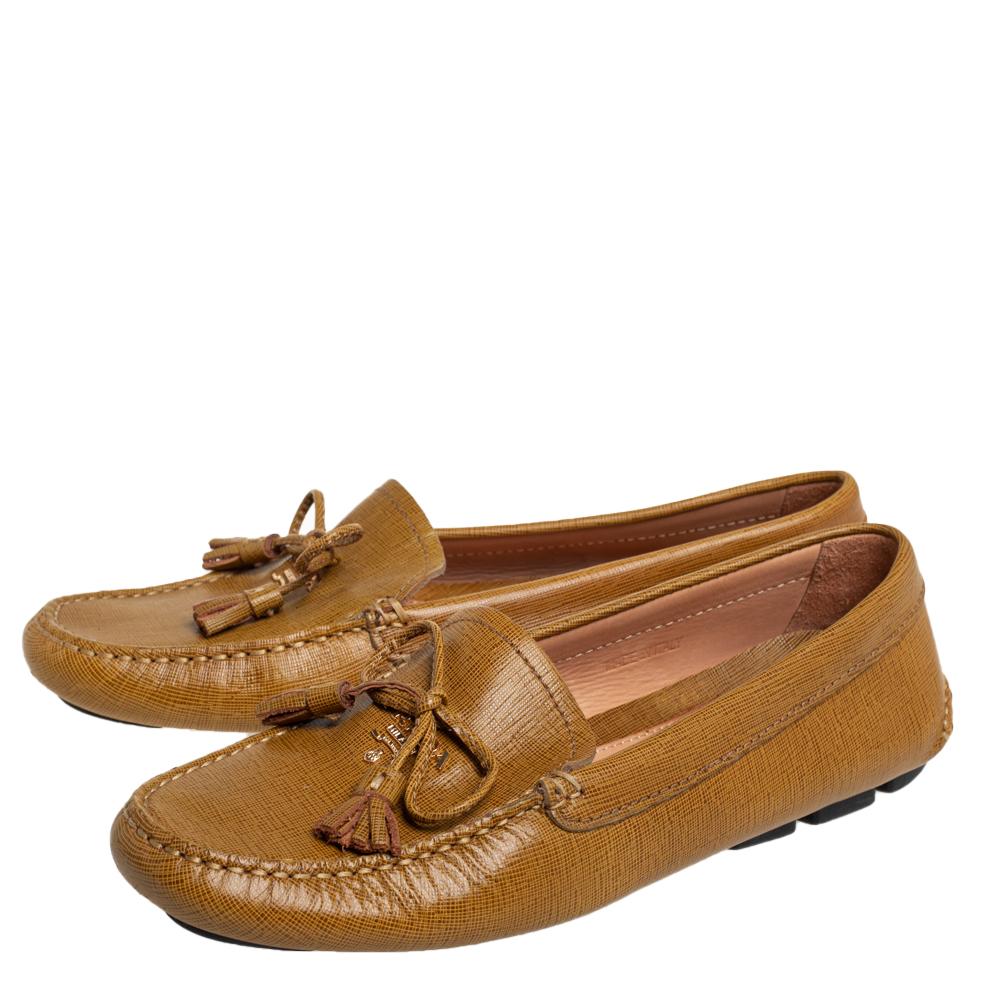 Look sharp and neat with this pair of loafers from Prada. They have been crafted from leather and designed with the brand label as well as bow detail on the uppers. The pair is complete with comfortable insoles and rubber soles.

