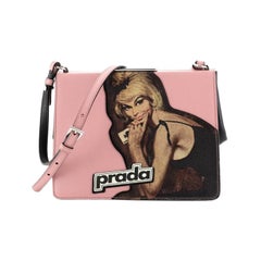 Prada Light Frame Umhängetasche Saffiano Leder mit Applique Small