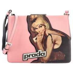 Prada Light Frame Umhängetasche aus Saffiano-Leder mit Applique Klein