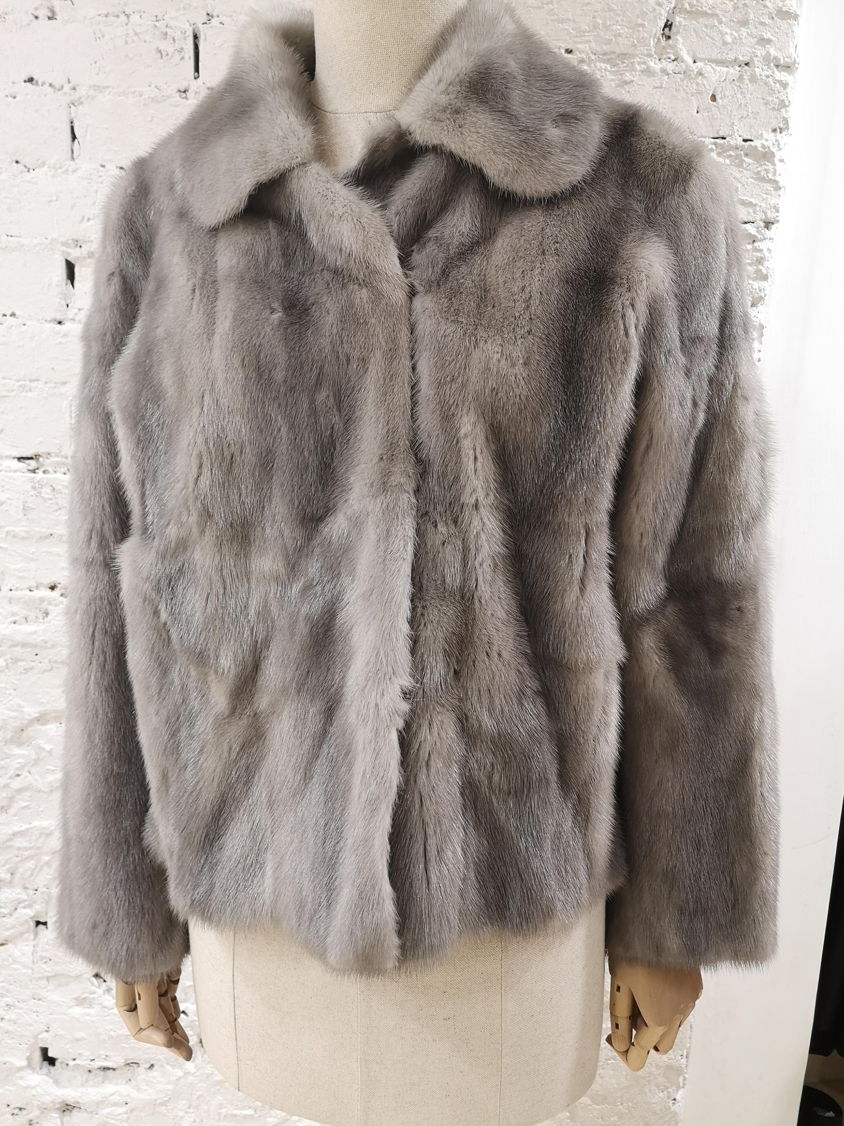 Prada pelliccia di visone grigio chiaro 
Pelliccia di visone totalmente made in italy in taglia 38
lunghezza totale 61 cm
dalla spalla all'orlo 30 cm