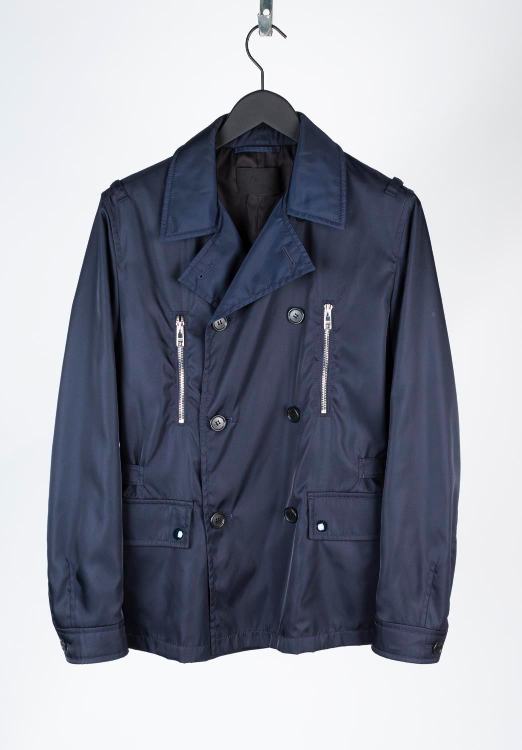 Consultez mes autres annonces. A beaucoup d'autres vêtements de marque à vendre. Ouvert à toutes les offres.
L'article mis en vente est 100% authentique Prada light multi zip jacket, S797, VIVI0
Couleur : bleu
(La couleur réelle peut varier