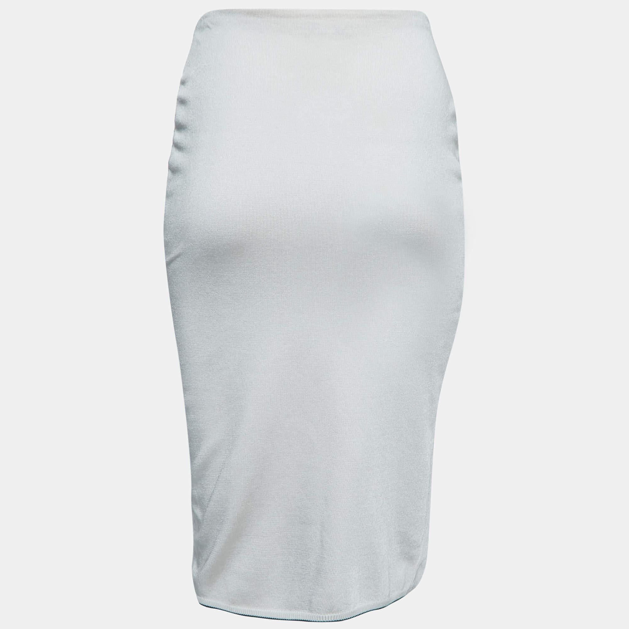 From the house of Prada comes this fabulous pencil skirt beautifully tailored to become a closet favorite. Made from knit fabric, the skirt has a hem ending just below the knees.


