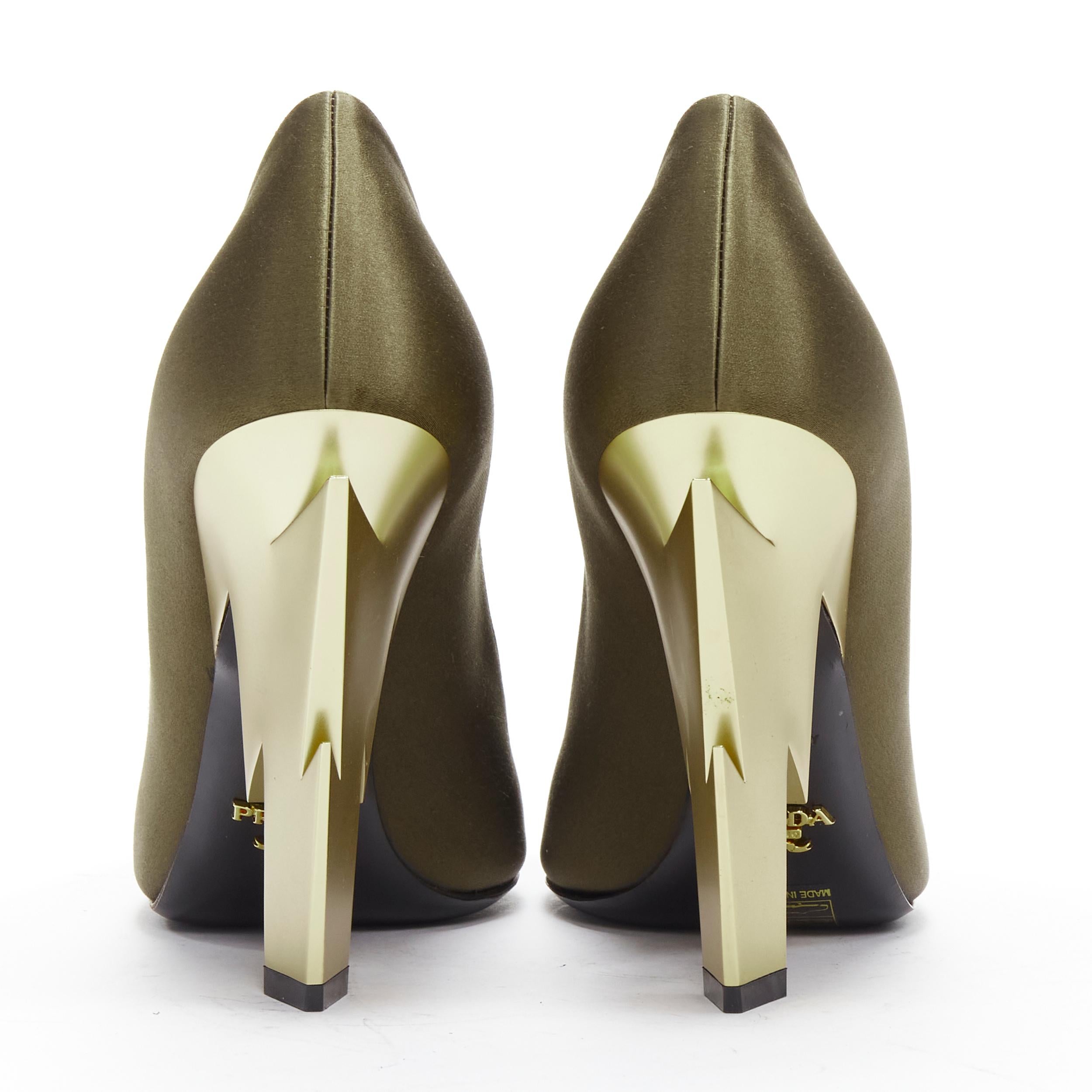 PRADA Lightning Bolt green silk satin gold metal heel pump EU38.5
Reference: TGAS/C01534
Brand: Prada
Designer: Miuccia Prada
Model: II834L Raso 2 Militare Pirate
Collection: 2019
Material: Satin, Metal
Color: Green, Gold
Pattern: Solid
Lining: 