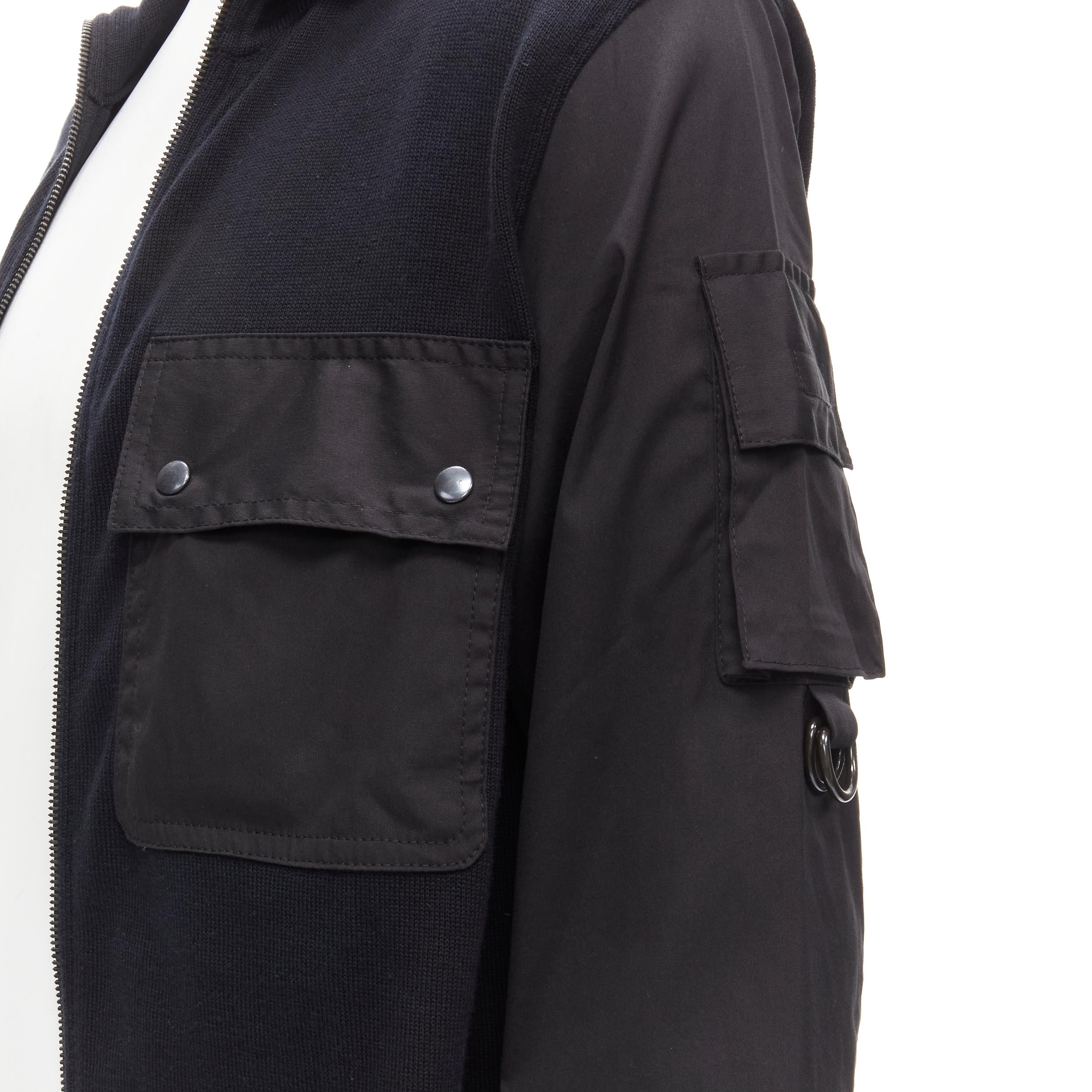 PRADA LINEA ROSSA - Tasca utility in cotone nero con zip  giacca IT50 L
Riferimento: TGAS/C01758
Marchio: Prada
Stilista: Miuccia Prada
Collezione: Linea Rossa
Materiale: Cotone
Colore: nero
Modello: Tinta unita
Chiusura: zip
Dettagli extra: 1 tasca