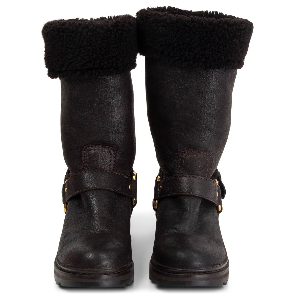 100% authentic Prada Linen Rossa shearling lined biker boots in espresso brown soft calfskin featuring removable strap with gold-tone metal buckles. Boots have a brown stacked heel and rubber sole. Have been worn and are in excellent condition.