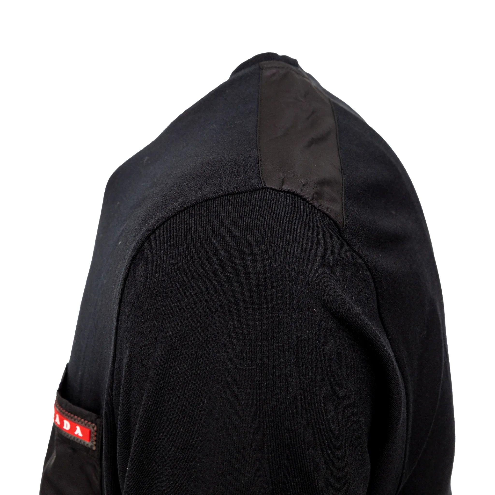Prada Linea Rossa Patch-T-Shirt aus Baumwolle. Mit Nylontasche und Schulteraufnäher, kurzen Ärmeln und Rundhalsausschnitt für einen eleganten Look. 
 Bemerkungen: Das Kompositionskennzeichen fehlt.  
 Maße: